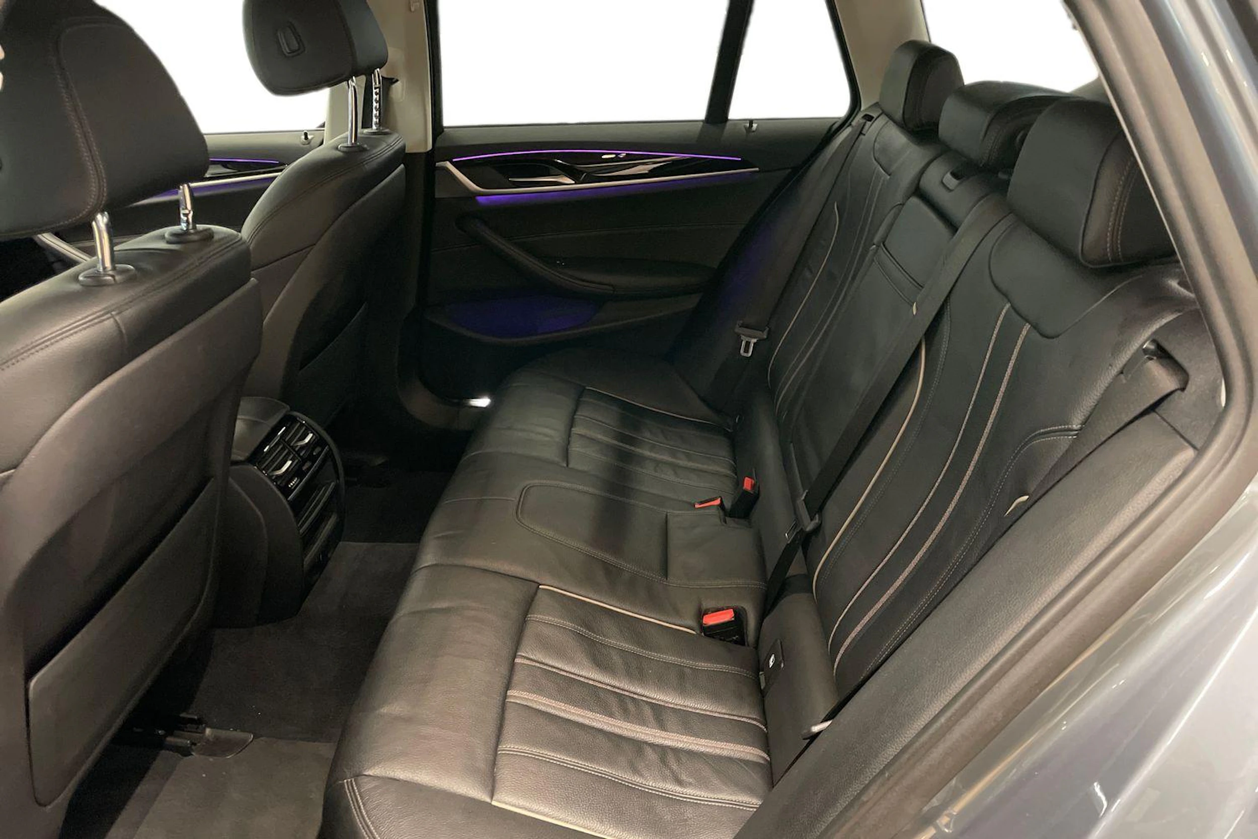 sininen BMW 520 2018 kuva 8.