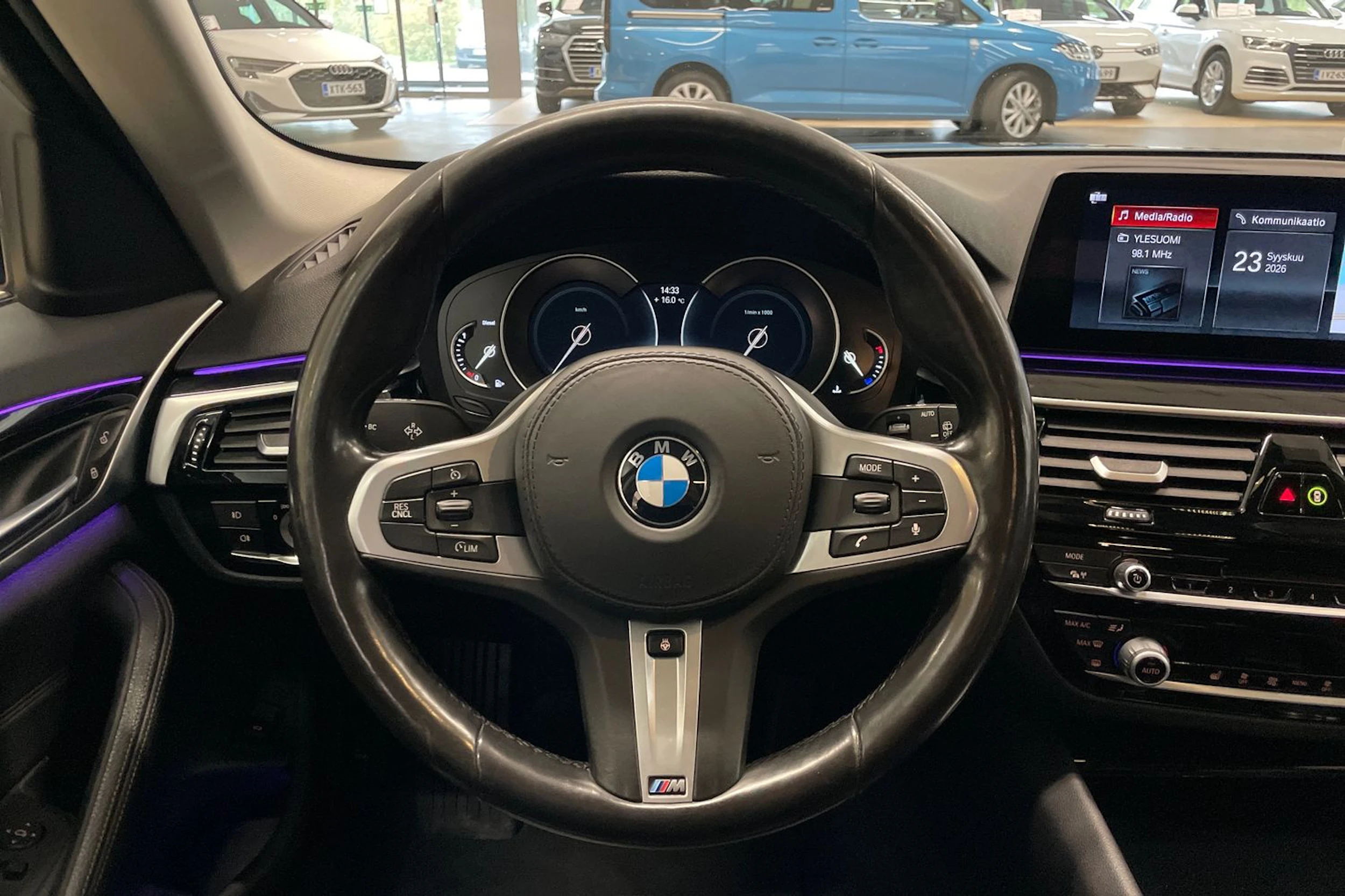 sininen BMW 520 2018 kuva 11.