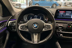 sininen BMW 520 2018 kuva 11.