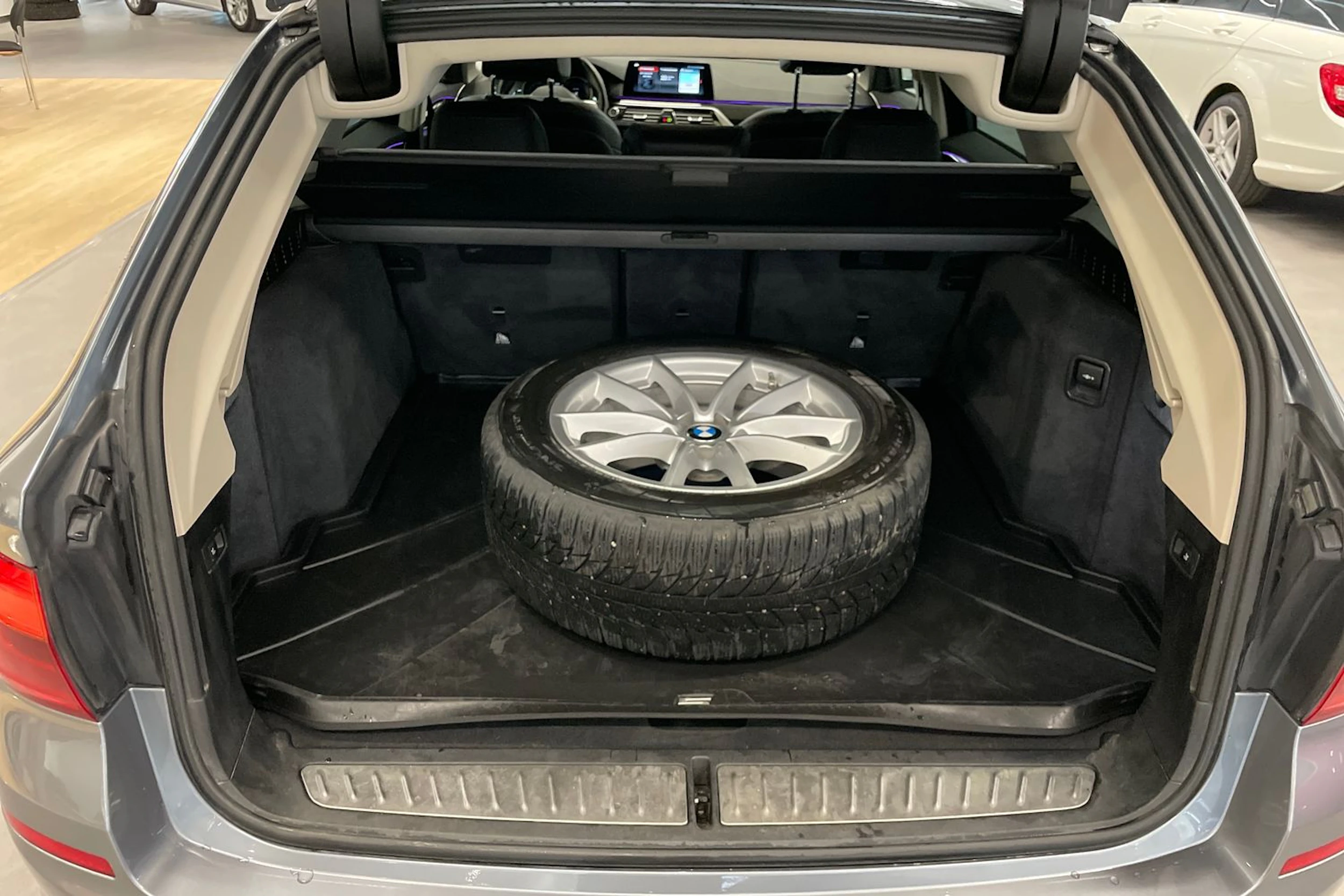 sininen BMW 520 2018 kuva 12.