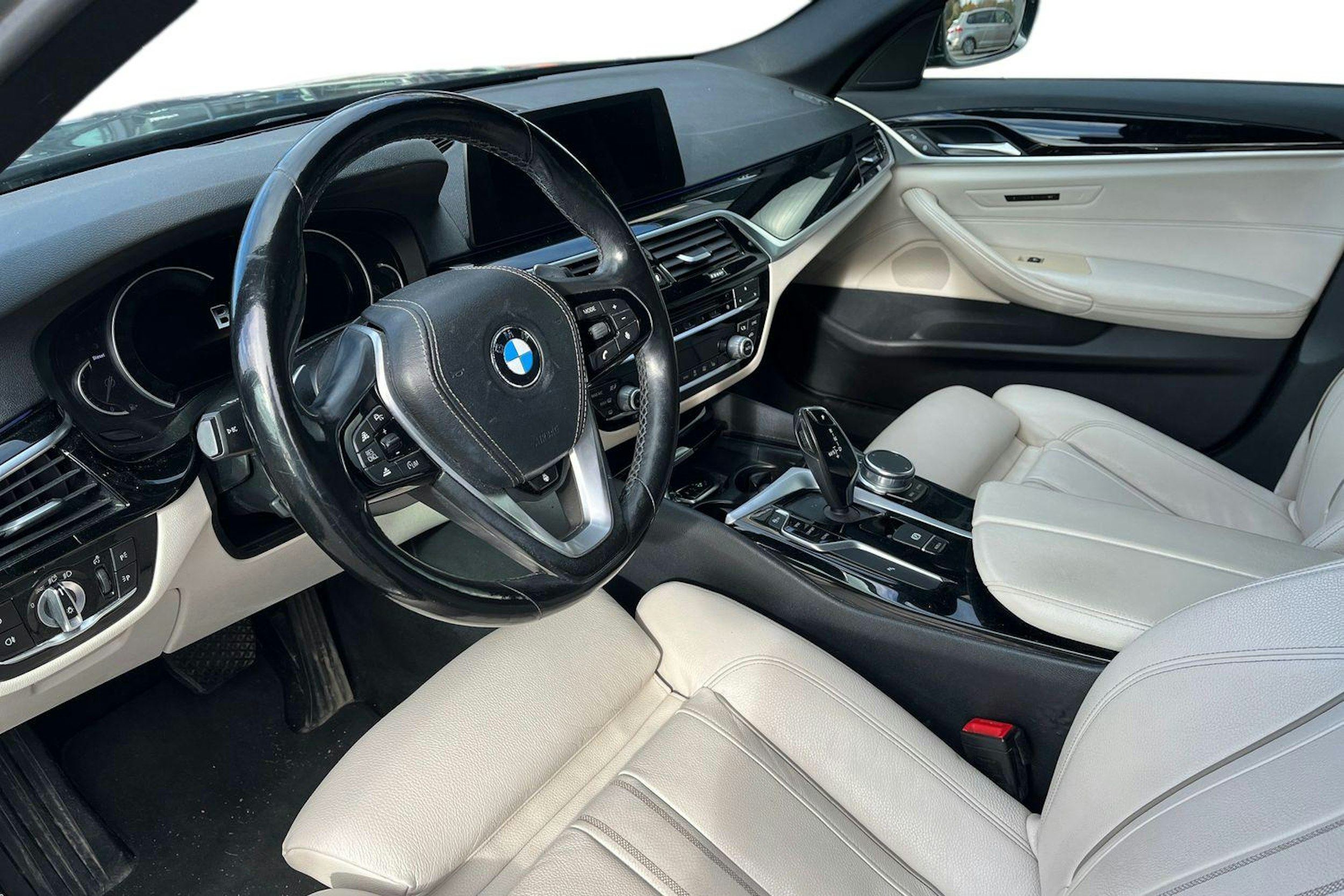 musta BMW 520 2017 kuva 3.