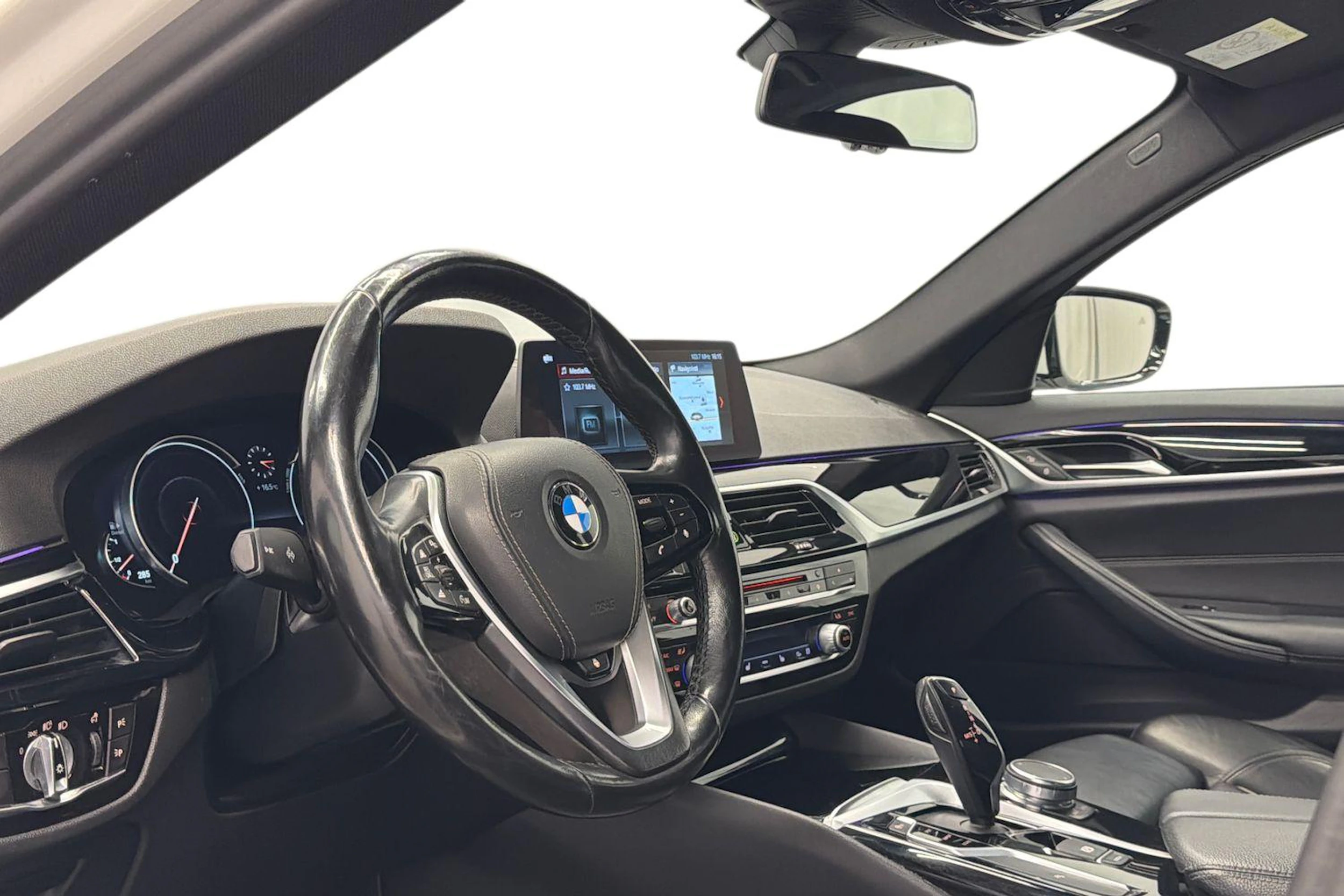 valkoinen BMW 520 2017 kuva 8.