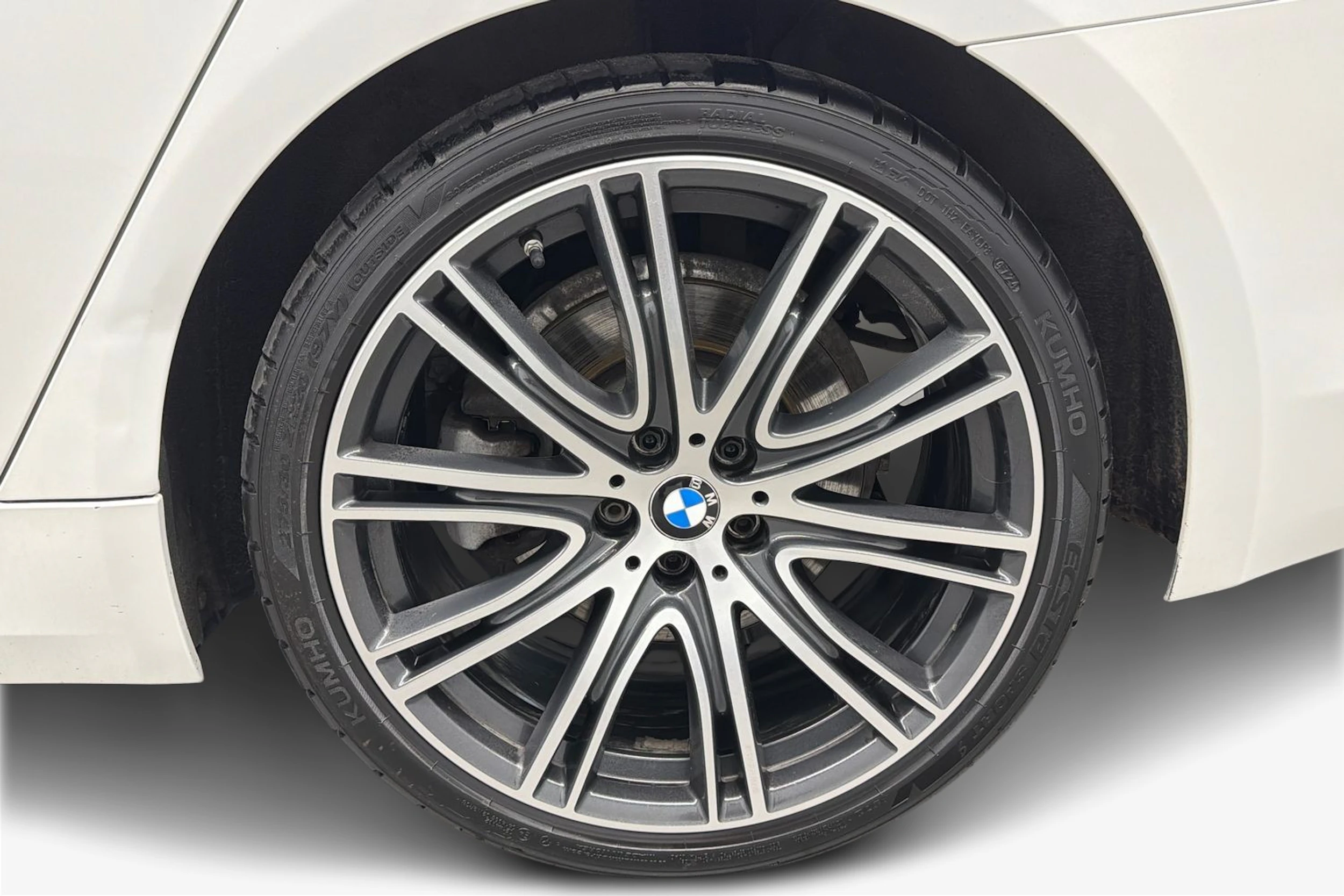 valkoinen BMW 520 2017 kuva 12.