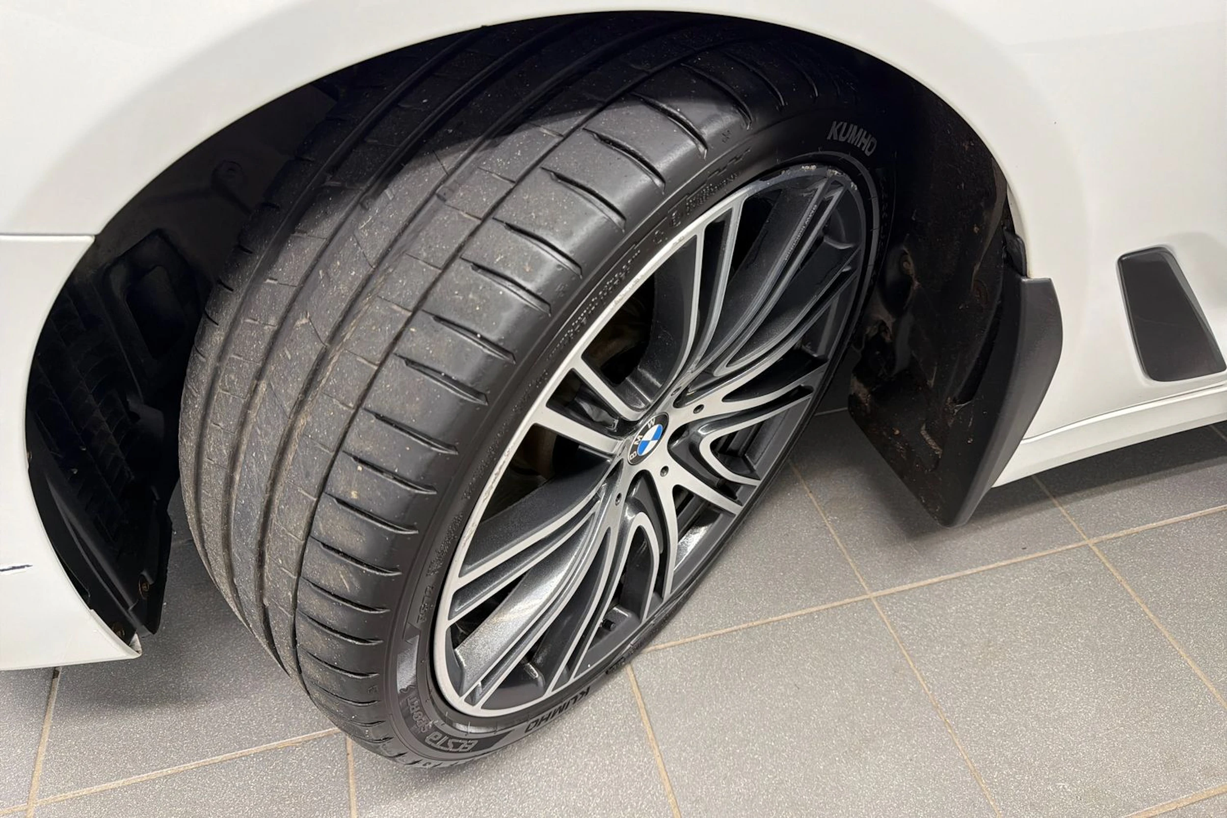 valkoinen BMW 520 2017 kuva 13.