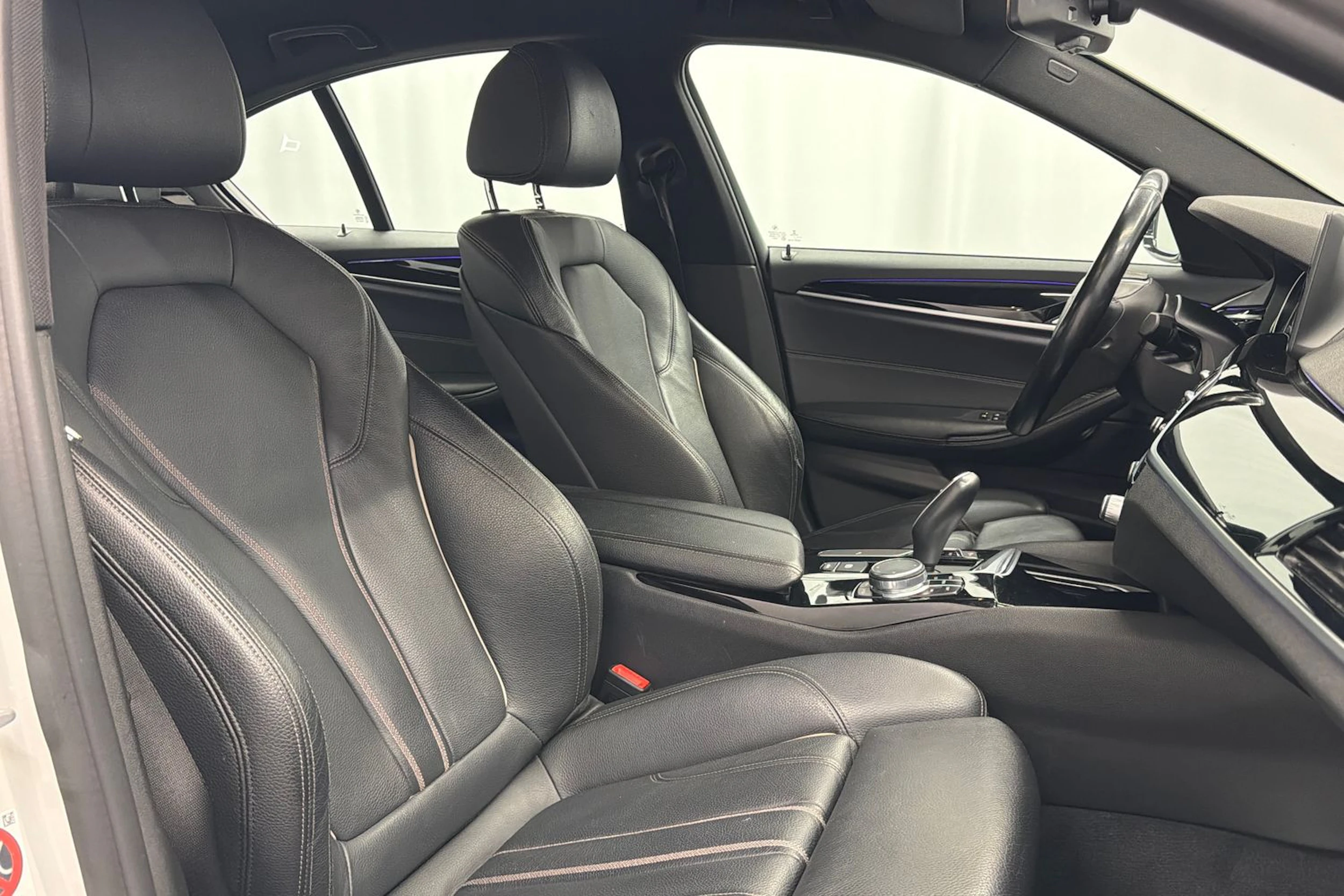 valkoinen BMW 520 2017 kuva 15.