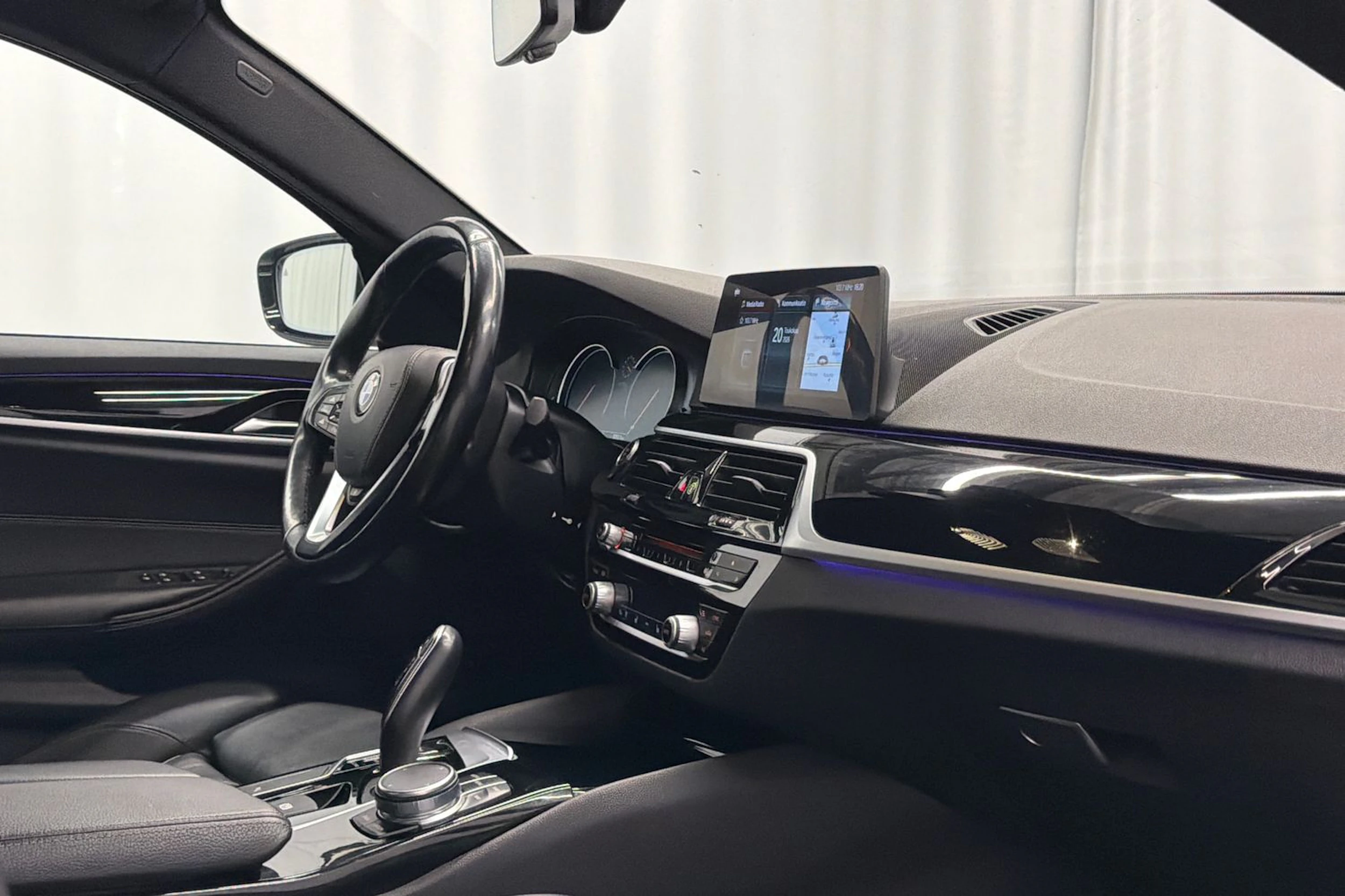valkoinen BMW 520 2017 kuva 16.