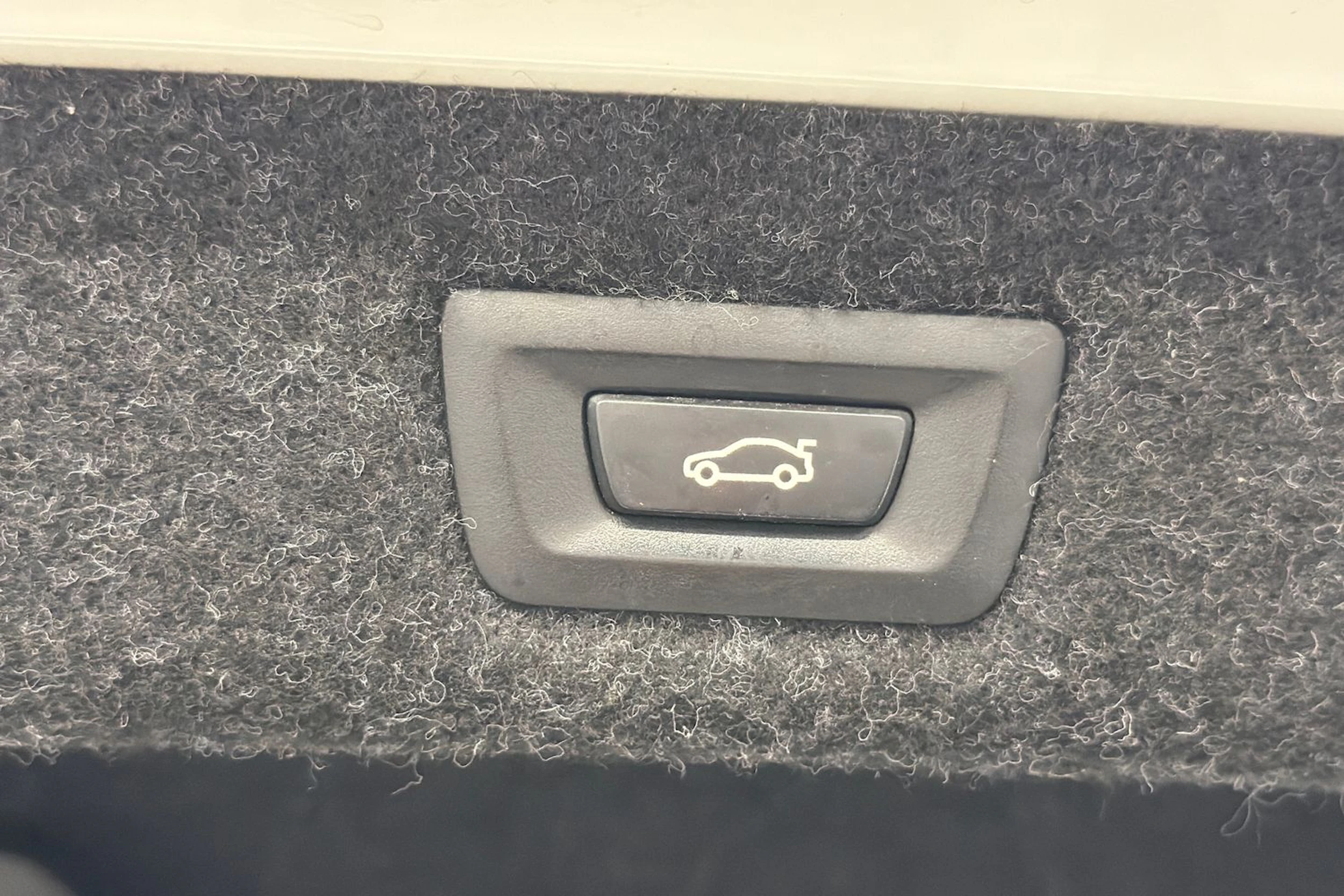 valkoinen BMW 520 2017 kuva 19.