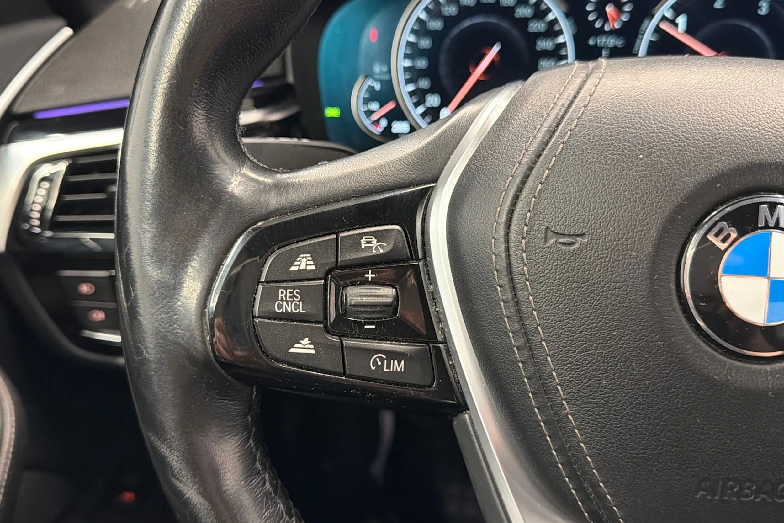 valkoinen BMW 520 2017 kuva 21.