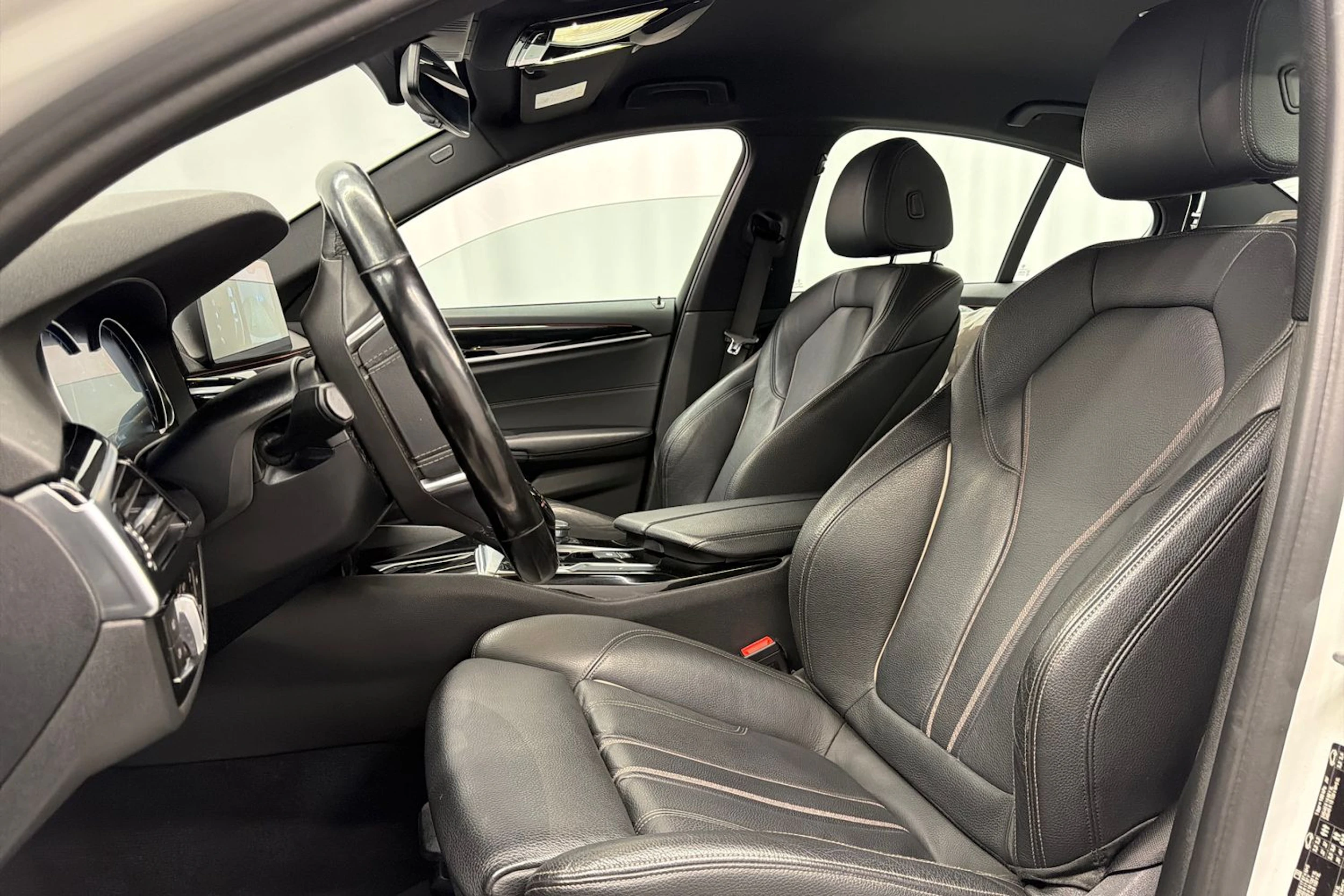 valkoinen BMW 520 2017 kuva 30.