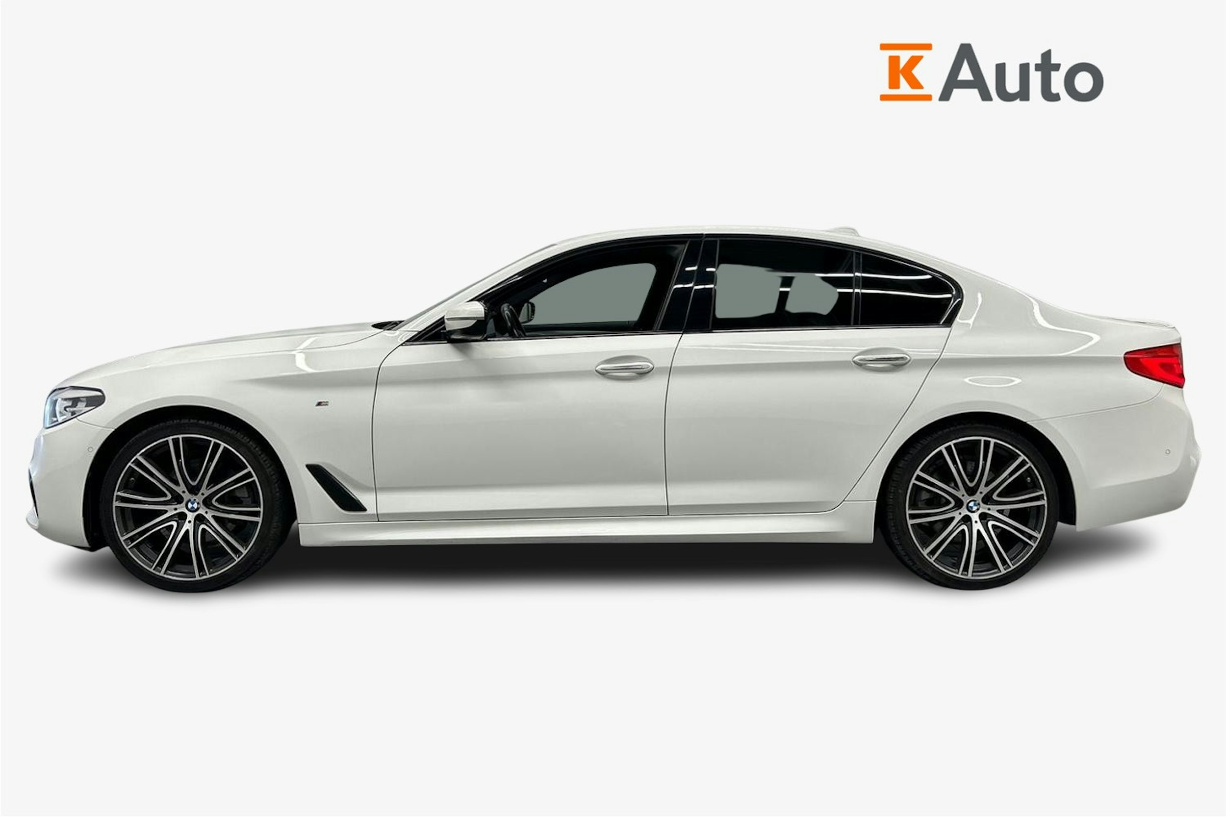 valkoinen BMW 520 2017 kuva 6.