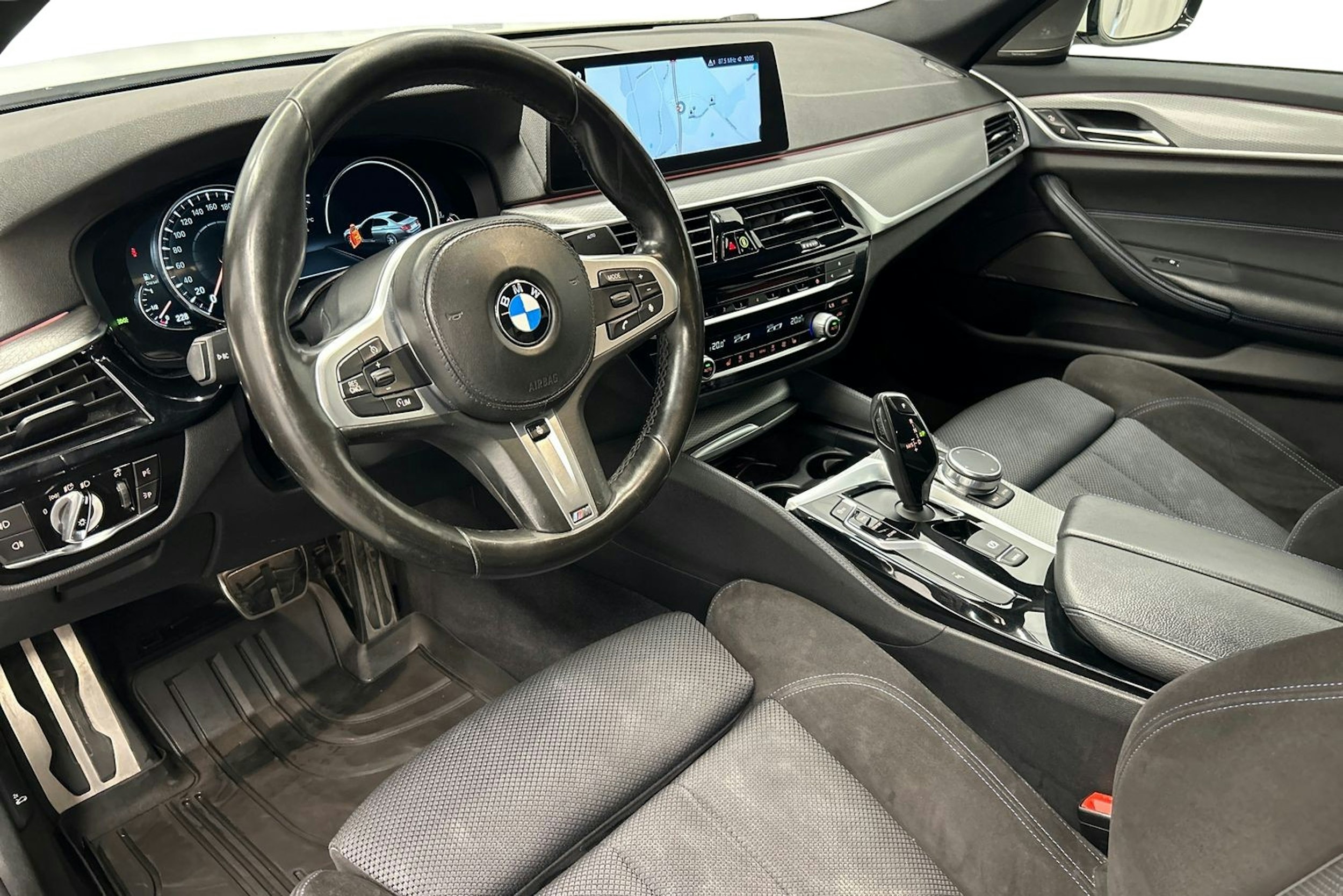valkoinen BMW 520 2017 kuva 7.