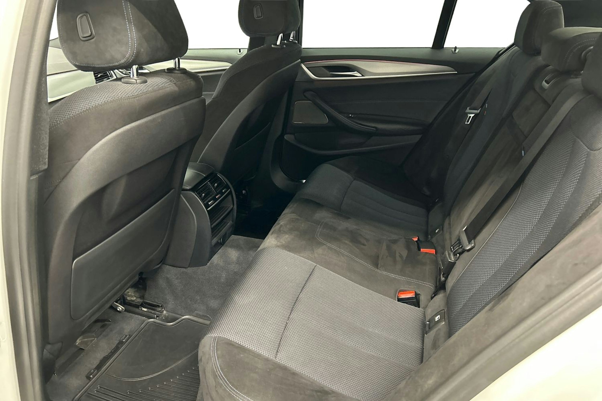 valkoinen BMW 520 2017 kuva 10.