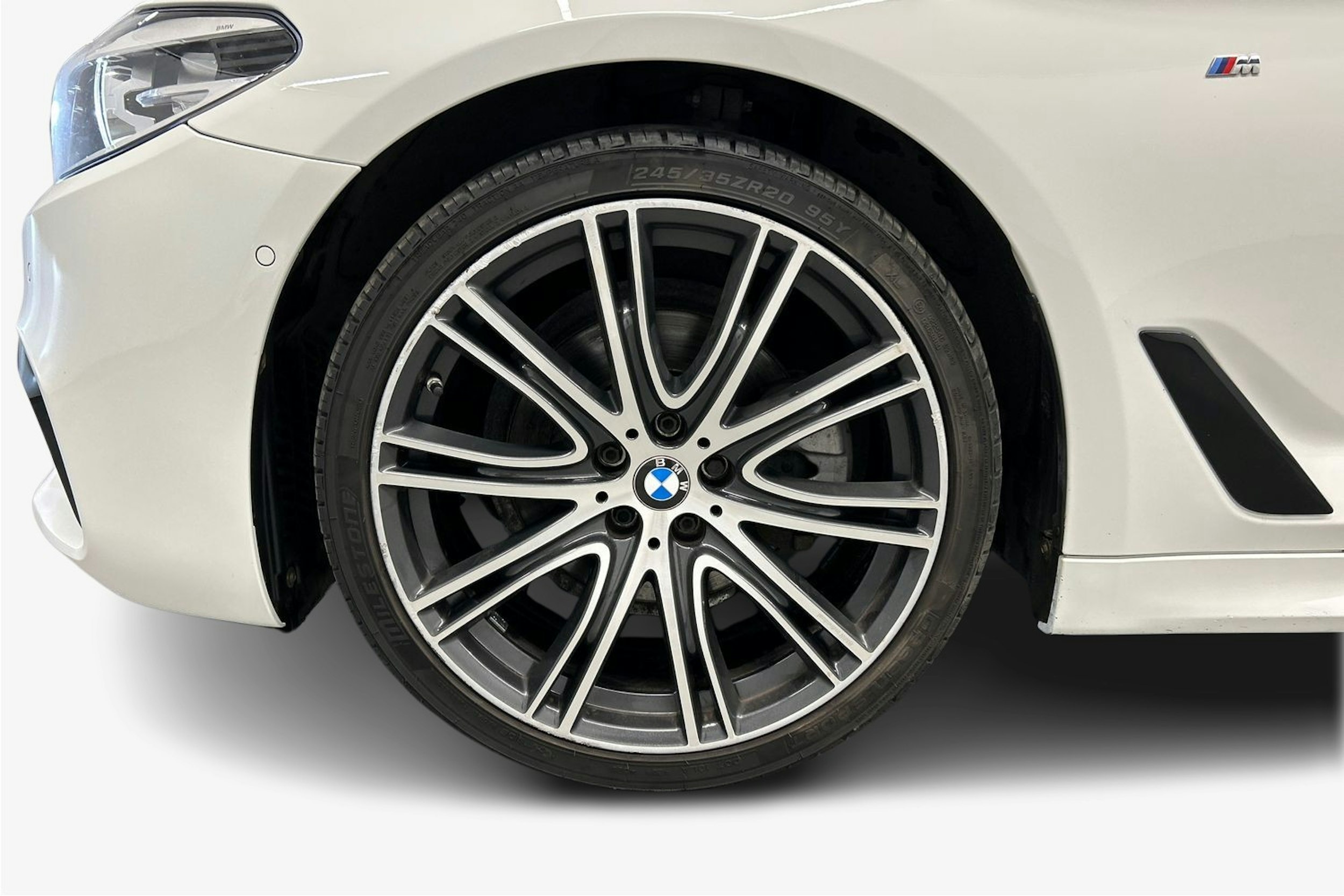 valkoinen BMW 520 2017 kuva 11.