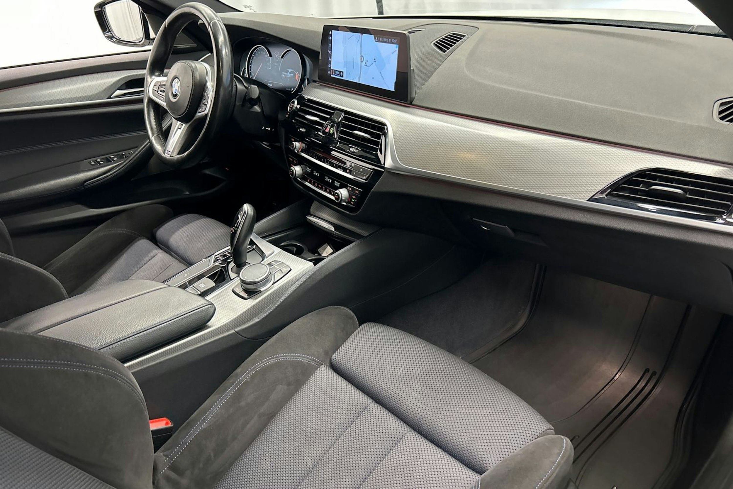 valkoinen BMW 520 2017 kuva 15.