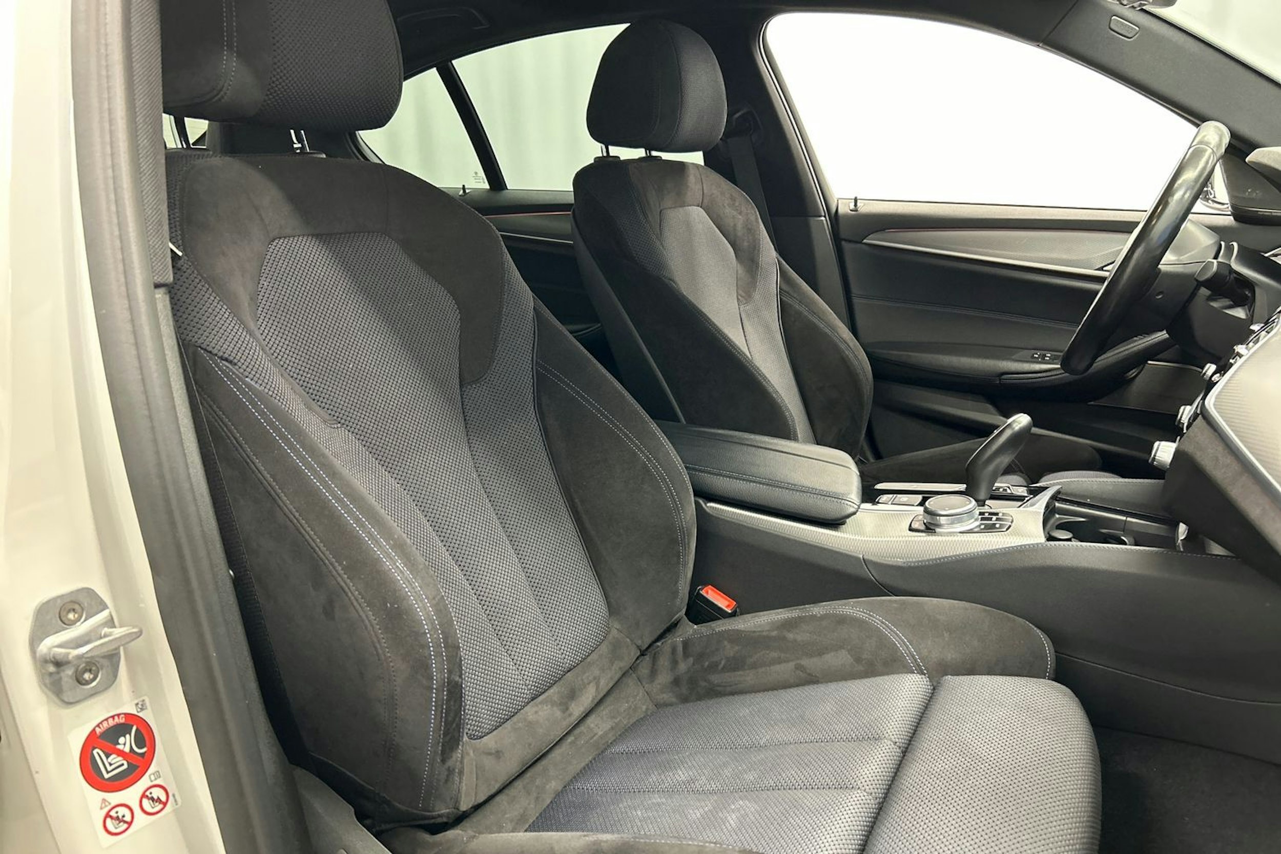 valkoinen BMW 520 2017 kuva 16.