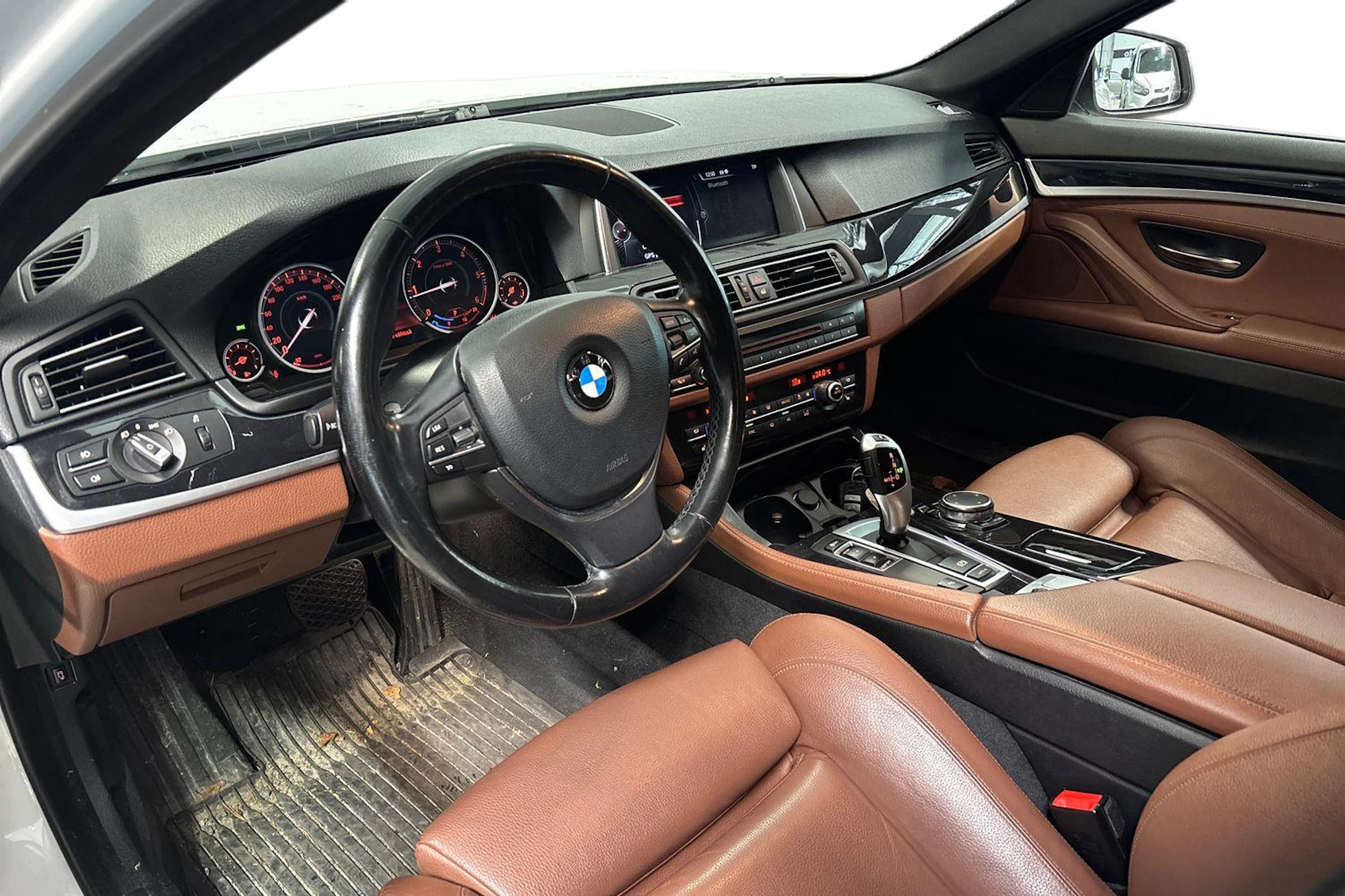valkoinen BMW 520 2017 kuva 3.