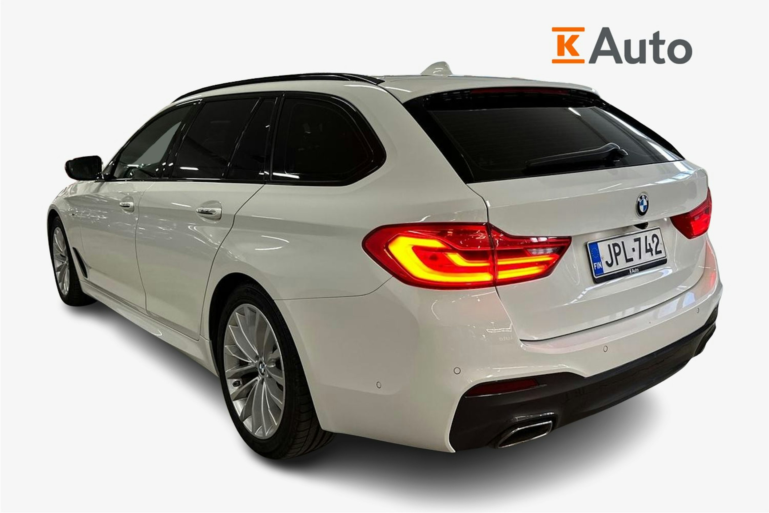 valkoinen BMW 520 2017 kuva 2.