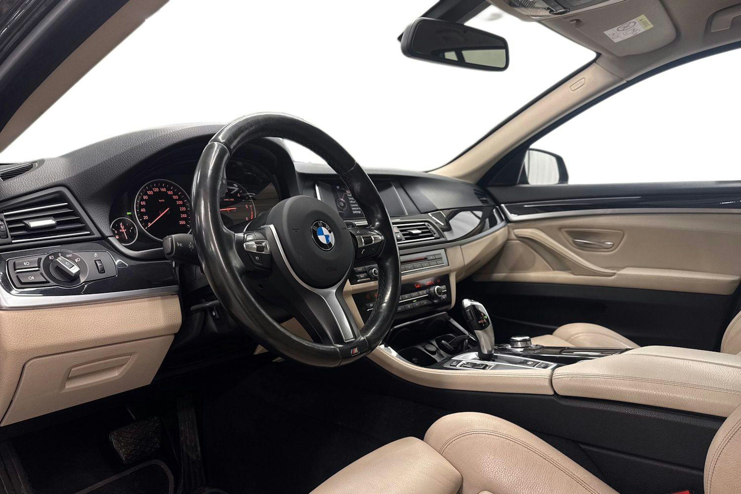 ruskea (beige) BMW 520 2017 kuva 6.