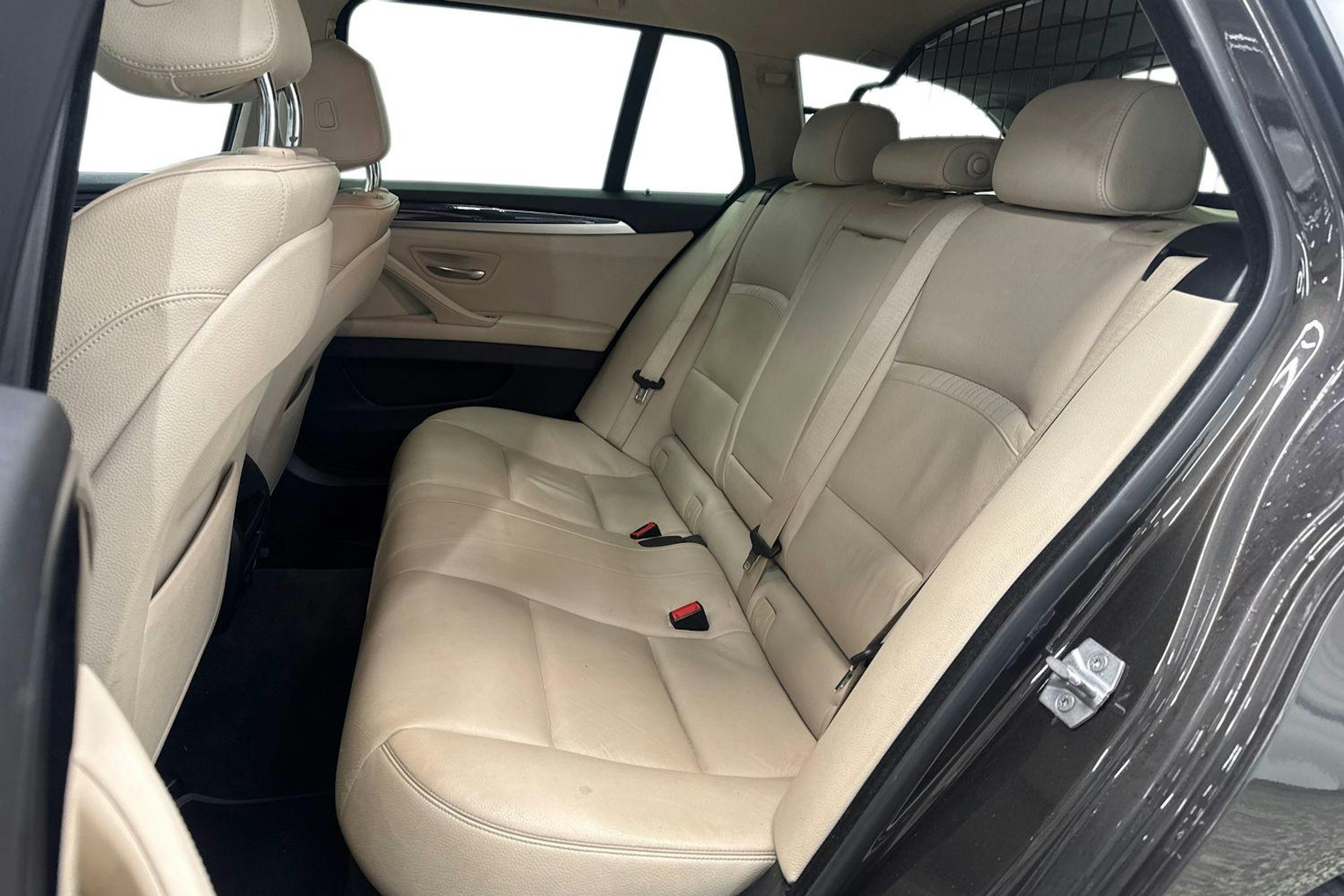 ruskea (beige) BMW 520 2017 kuva 8.