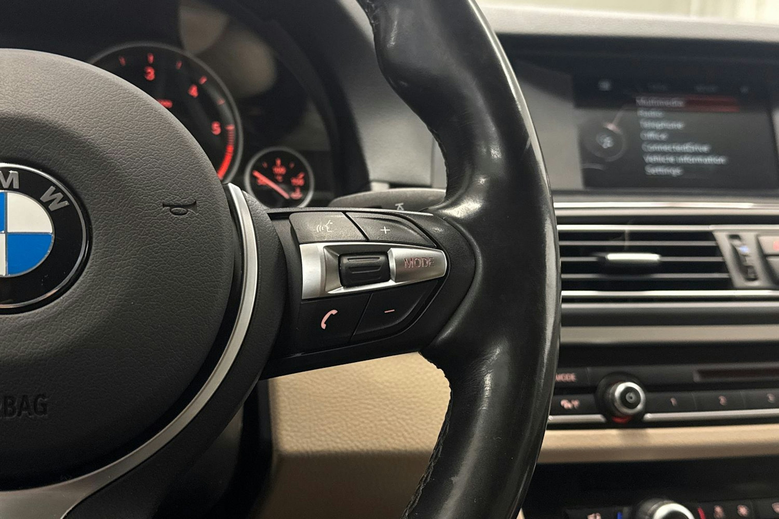 ruskea (beige) BMW 520 2017 kuva 13.