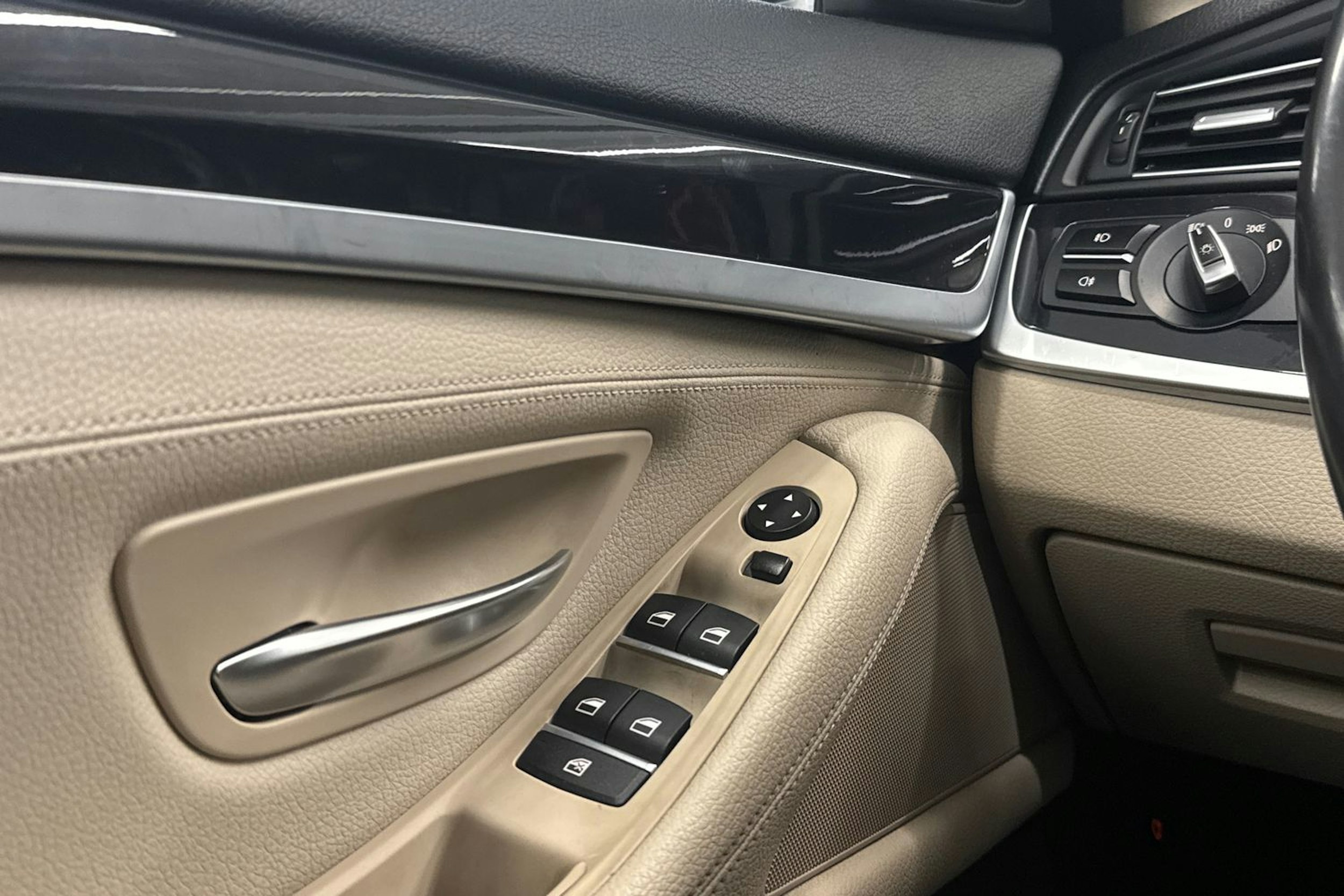 ruskea (beige) BMW 520 2017 kuva 16.
