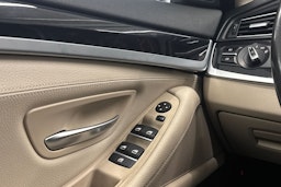 ruskea (beige) BMW 520 2017 kuva 16.