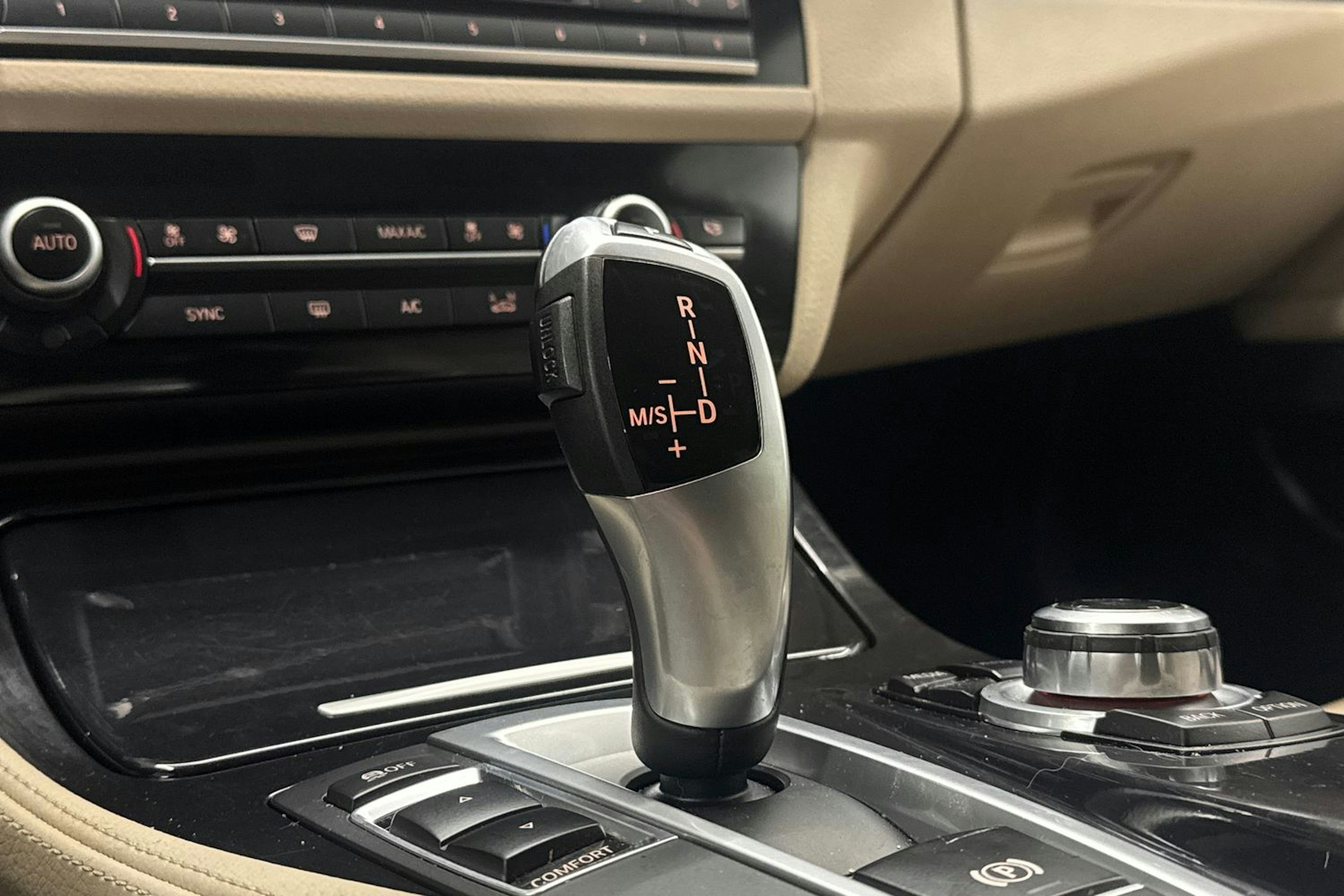 ruskea (beige) BMW 520 2017 kuva 17.