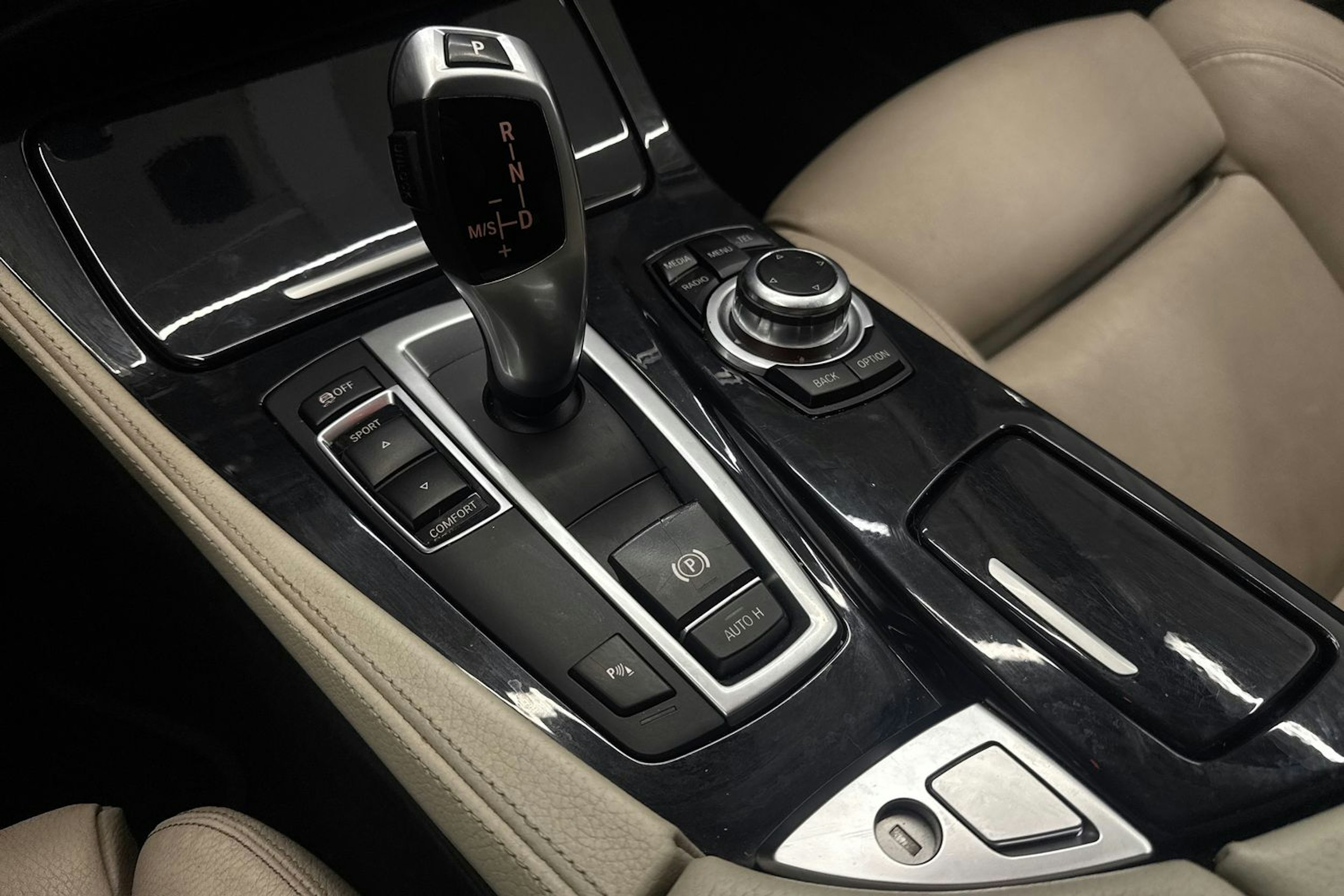 ruskea (beige) BMW 520 2017 kuva 18.