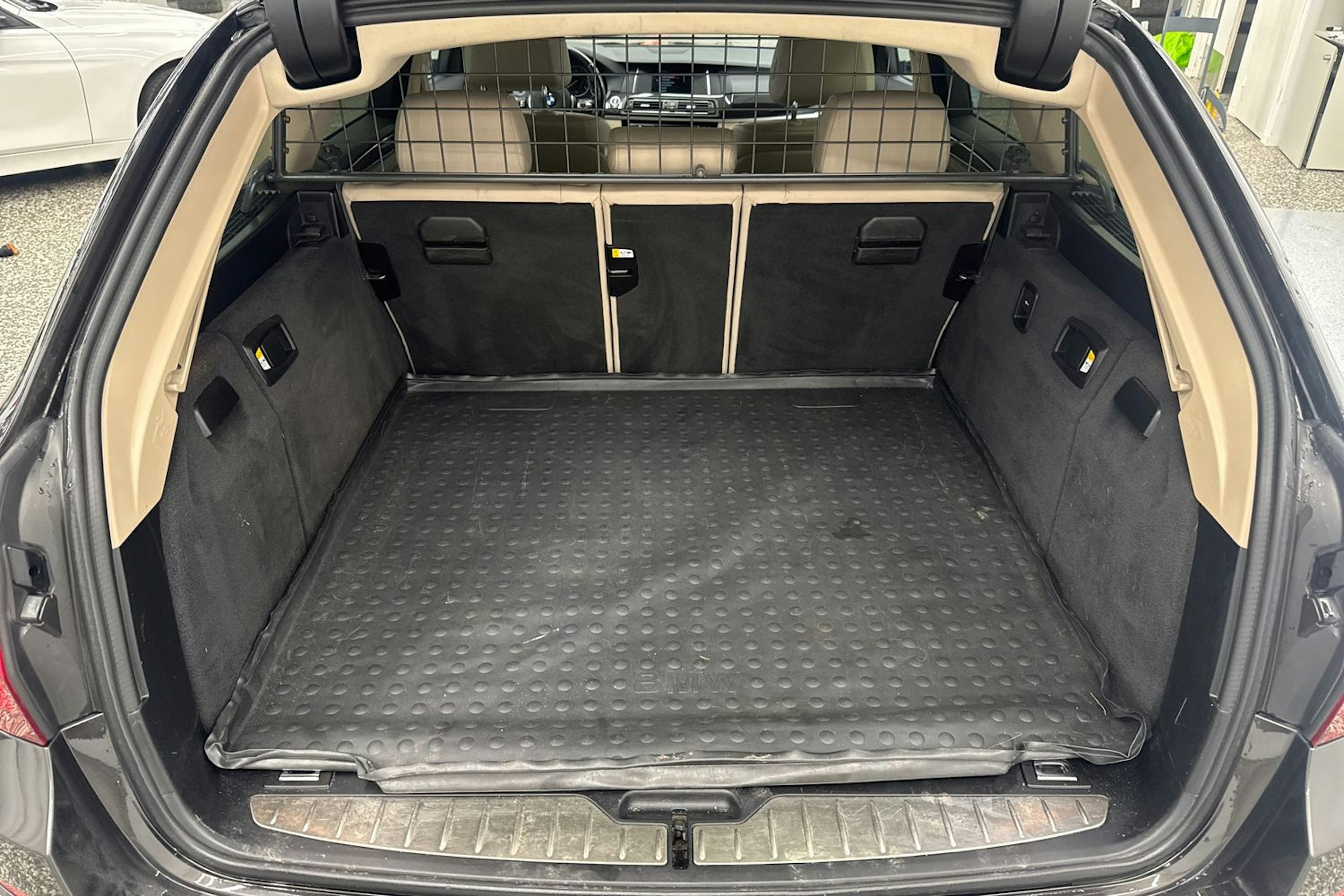 ruskea (beige) BMW 520 2017 kuva 29.