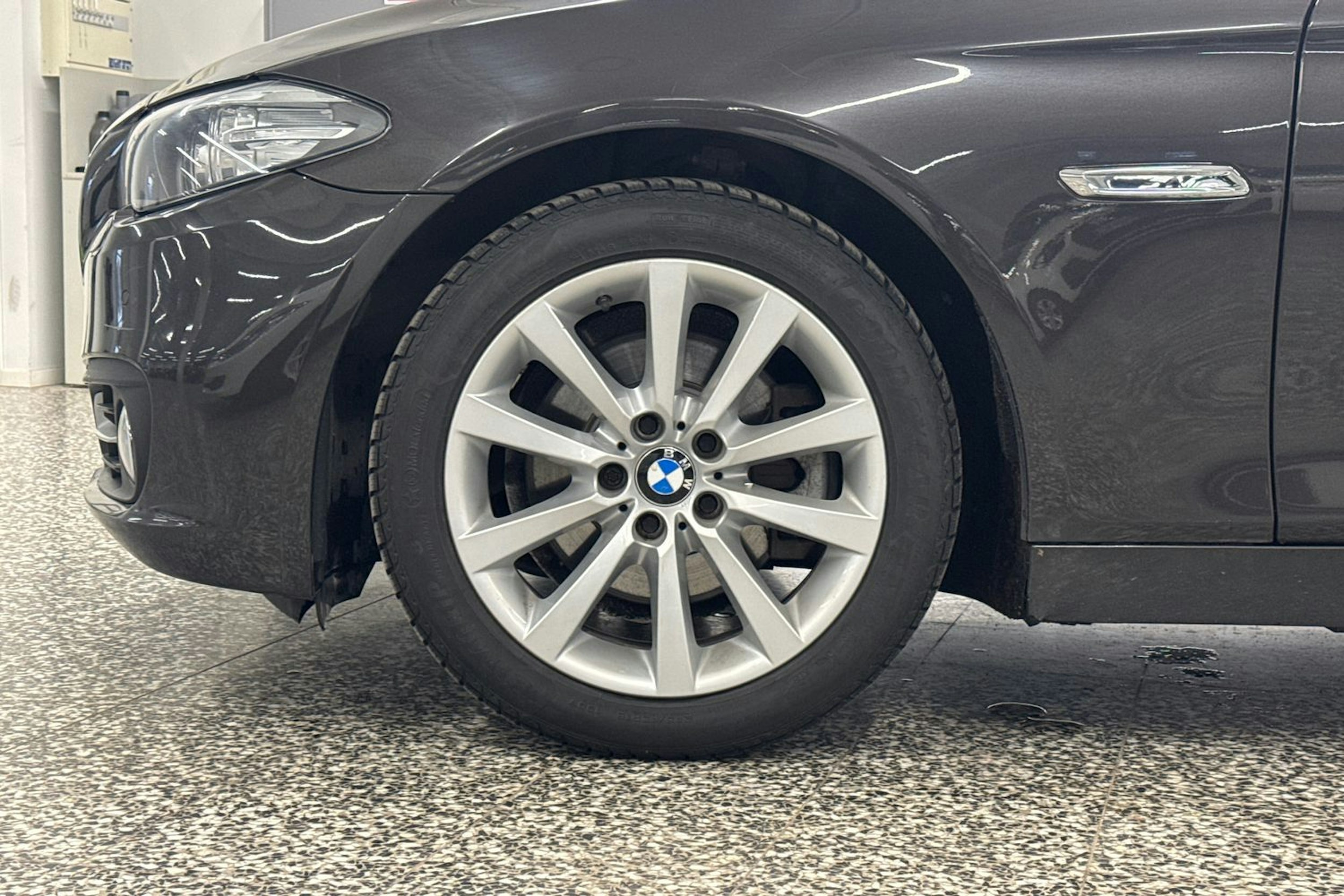 ruskea (beige) BMW 520 2017 kuva 32.
