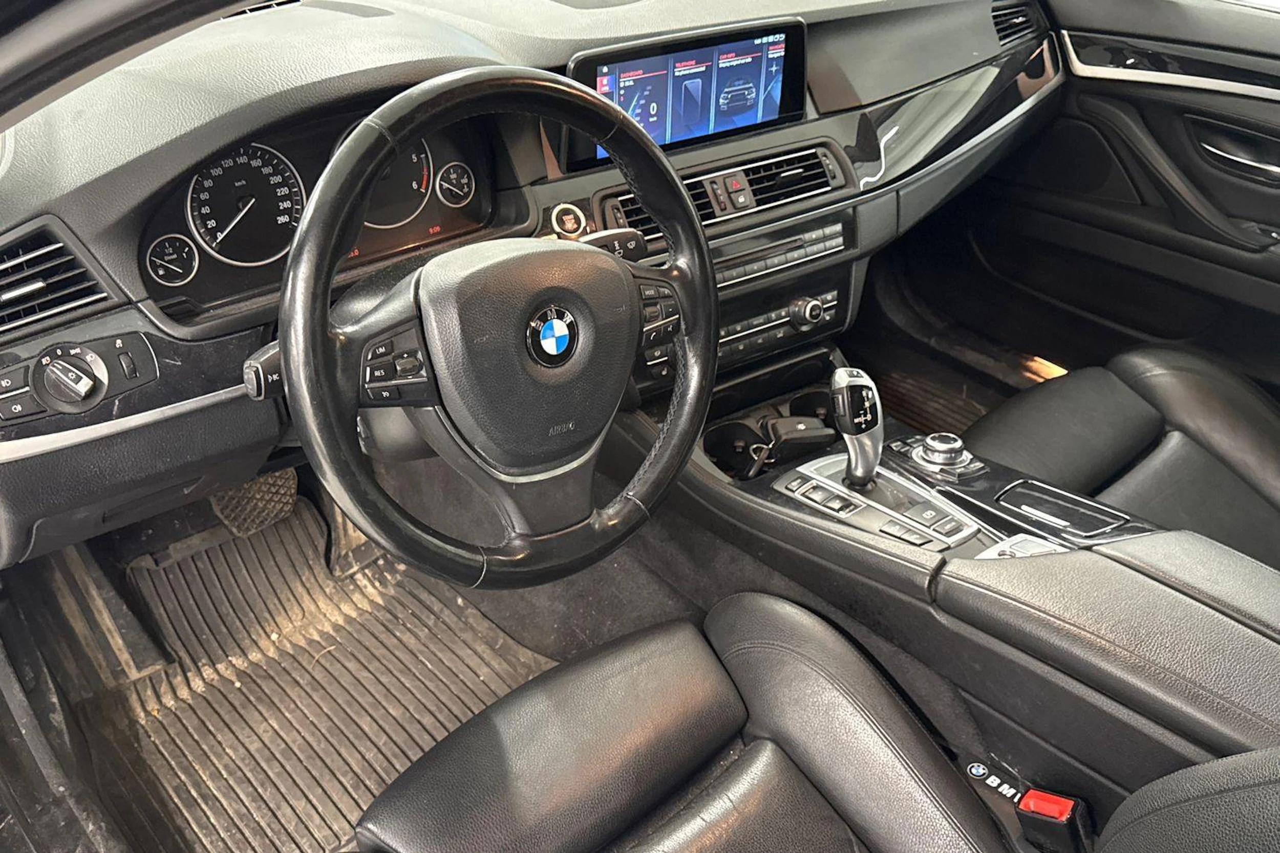 musta BMW 520 2017 kuva 3.