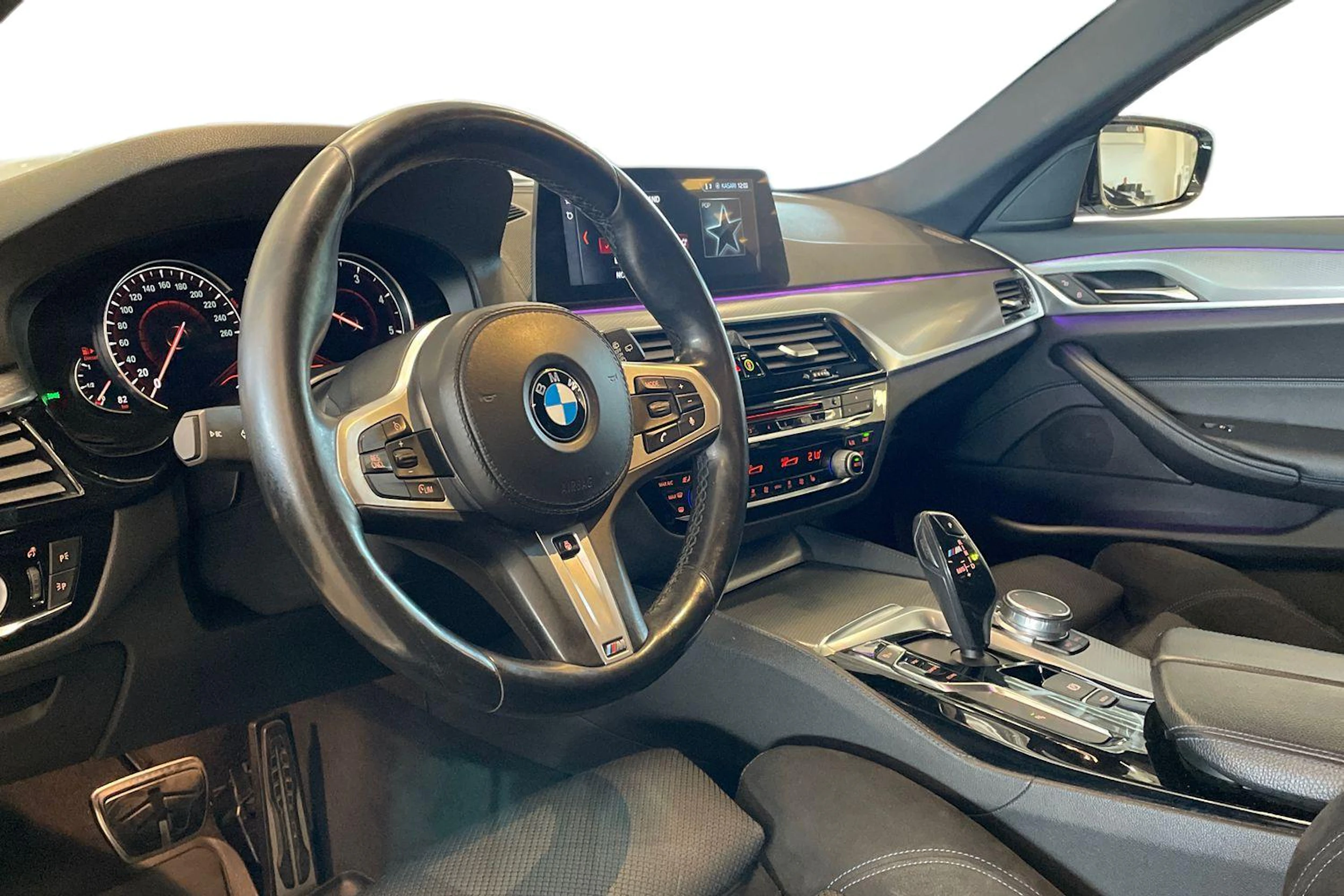 valkoinen BMW 520 2018 kuva 8.