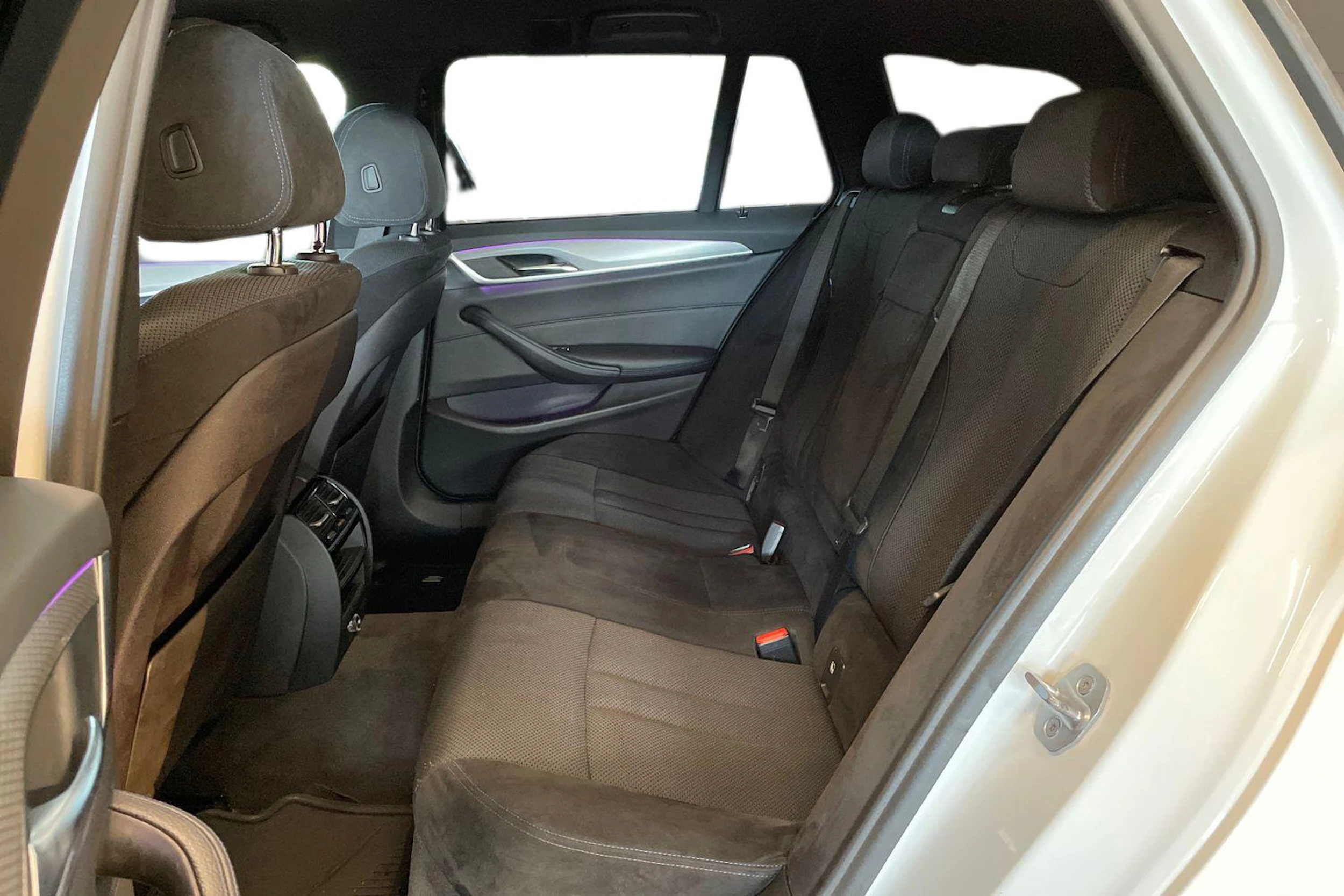valkoinen BMW 520 2018 kuva 11.