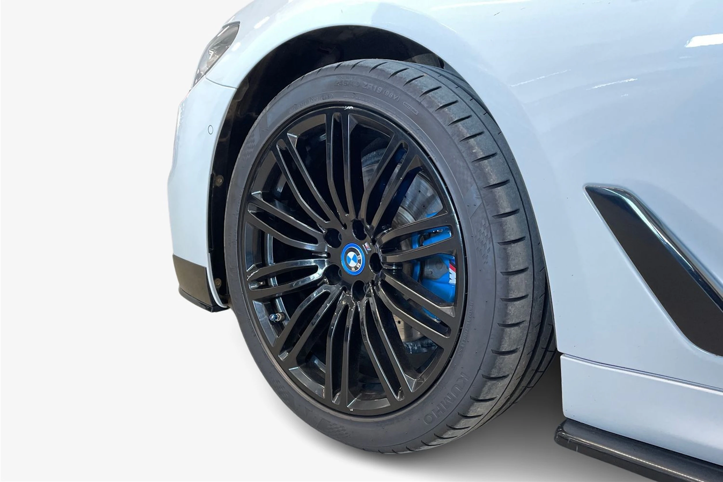 valkoinen BMW 520 2018 kuva 12.