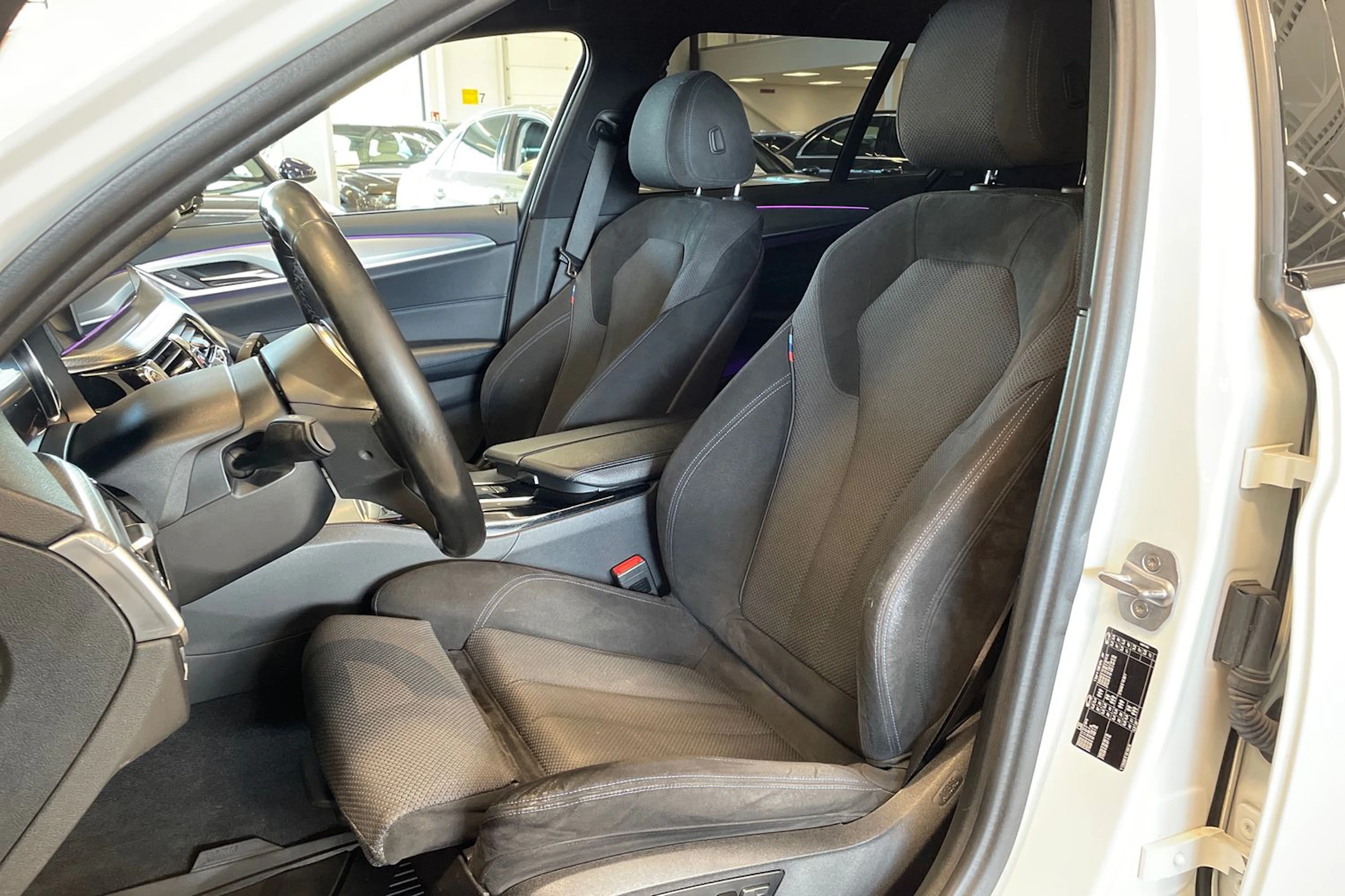 valkoinen BMW 520 2018 kuva 15.