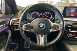 valkoinen BMW 520 2018 kuva 17.