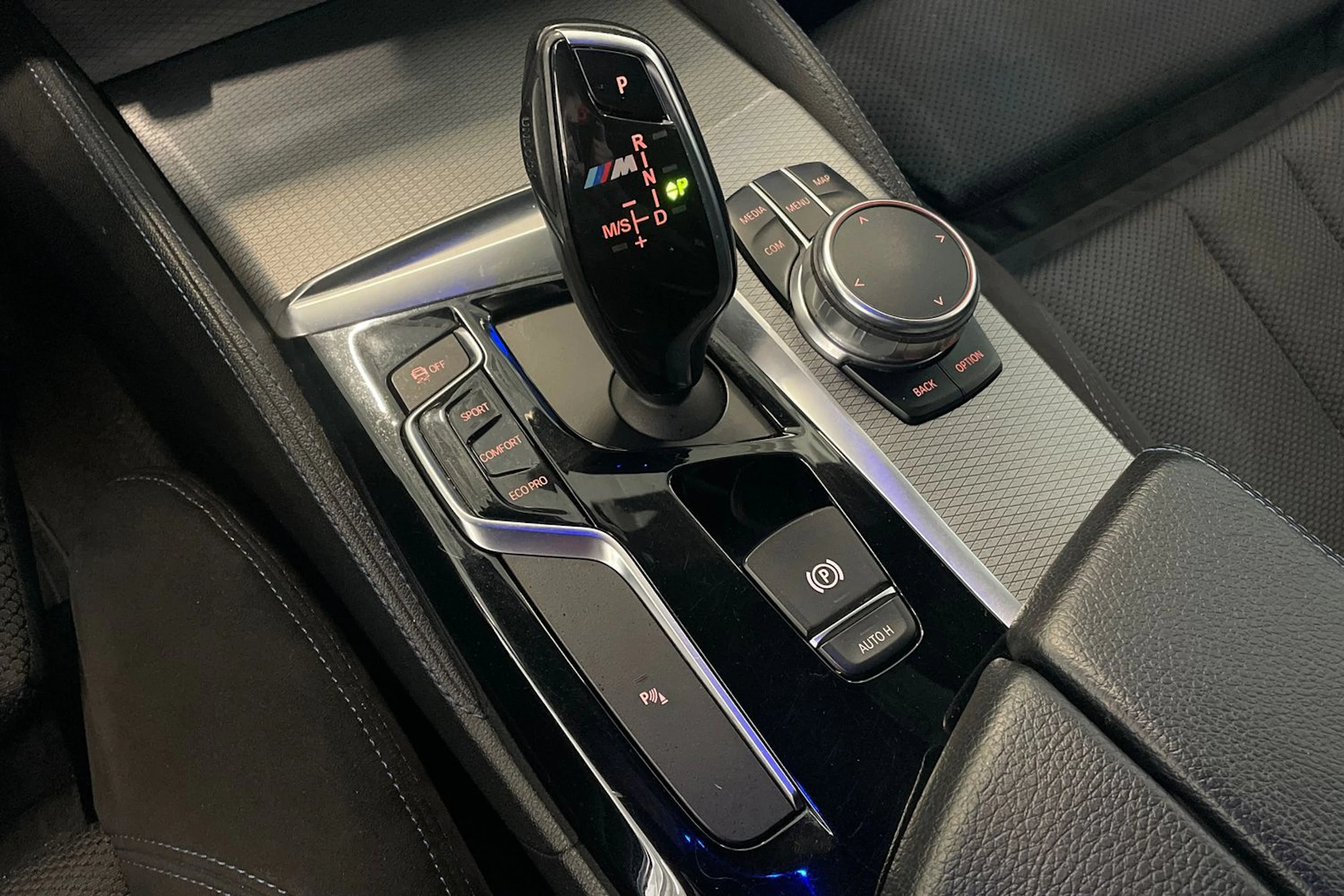valkoinen BMW 520 2018 kuva 29.