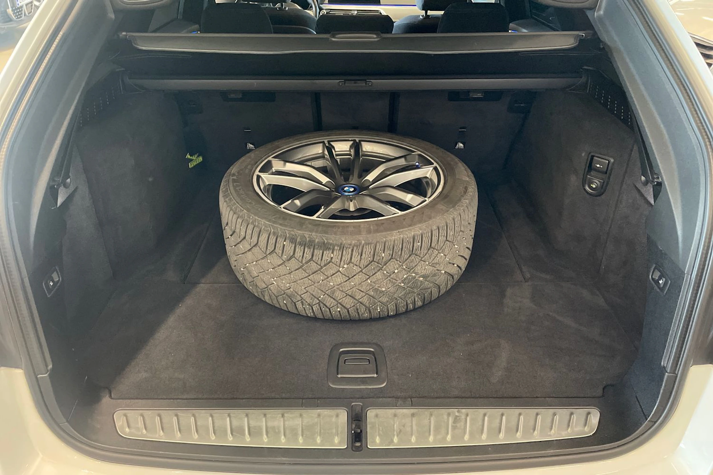 valkoinen BMW 520 2018 kuva 31.