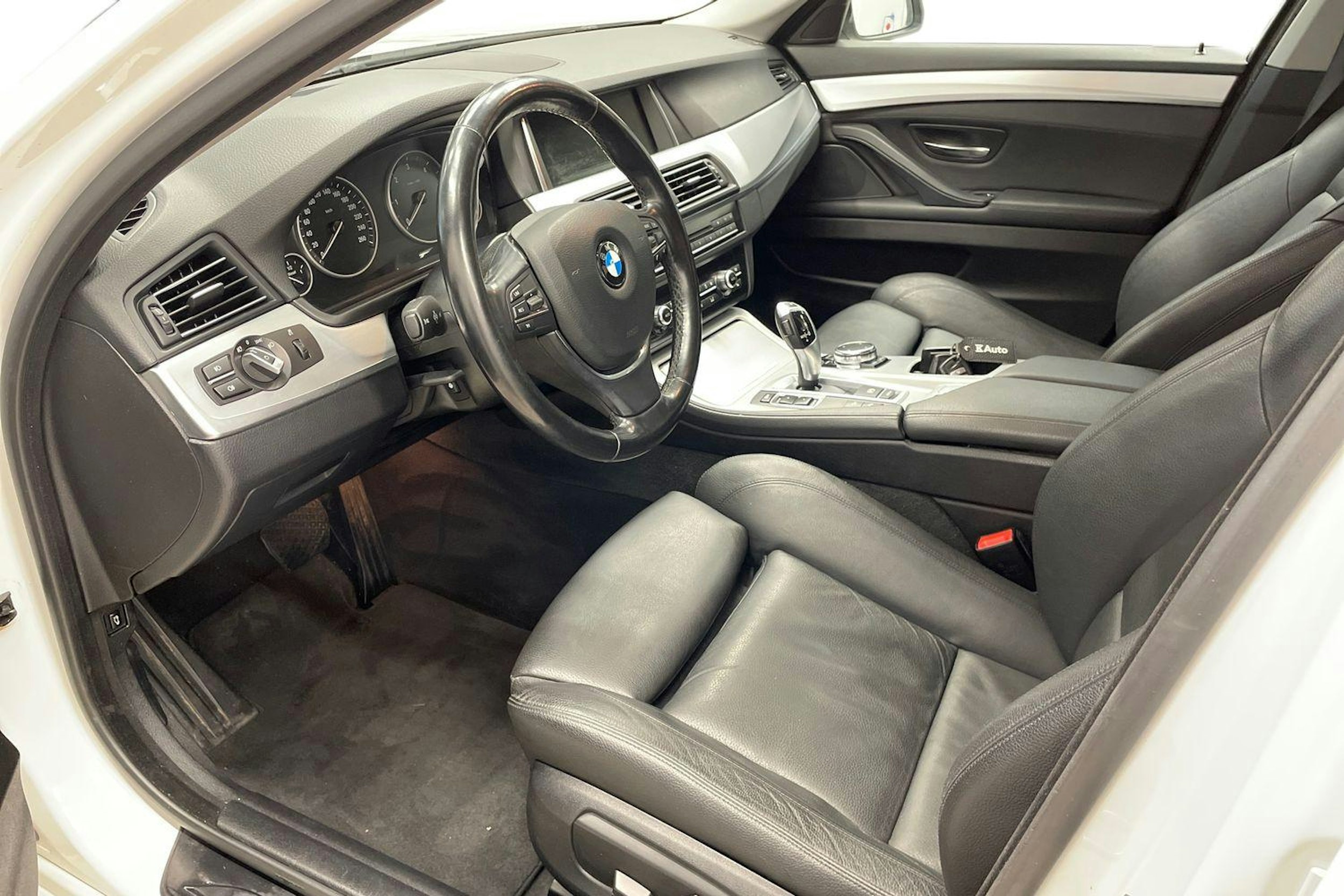 Valkoinen BMW 520 2017 kuva 7.