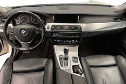 Valkoinen BMW 520 2017 kuva 9.