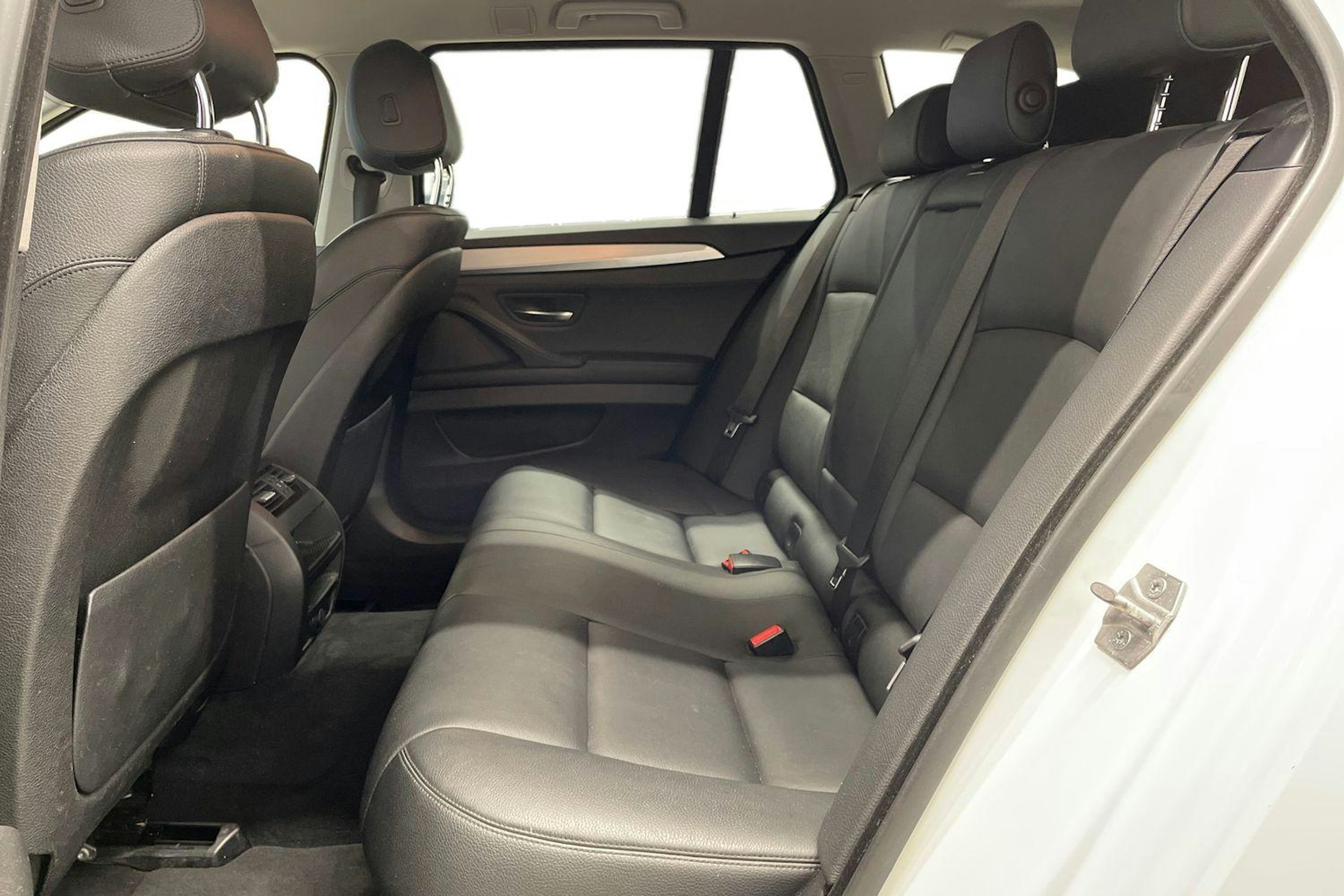 Valkoinen BMW 520 2017 kuva 10.