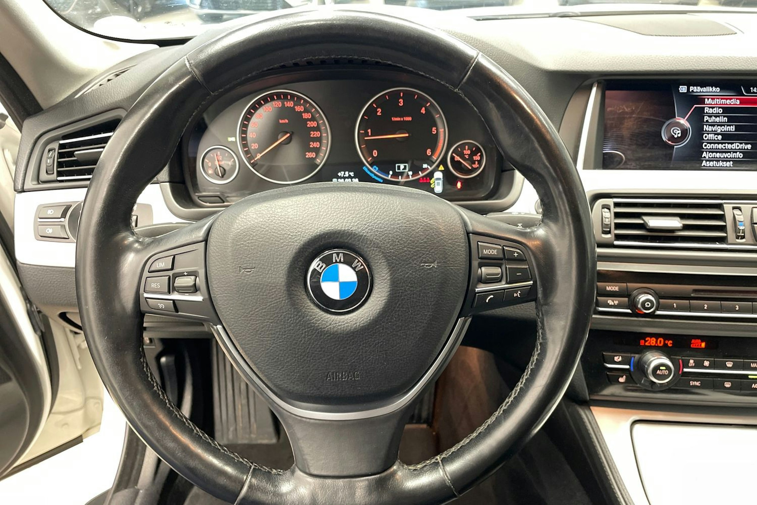Valkoinen BMW 520 2017 kuva 13.