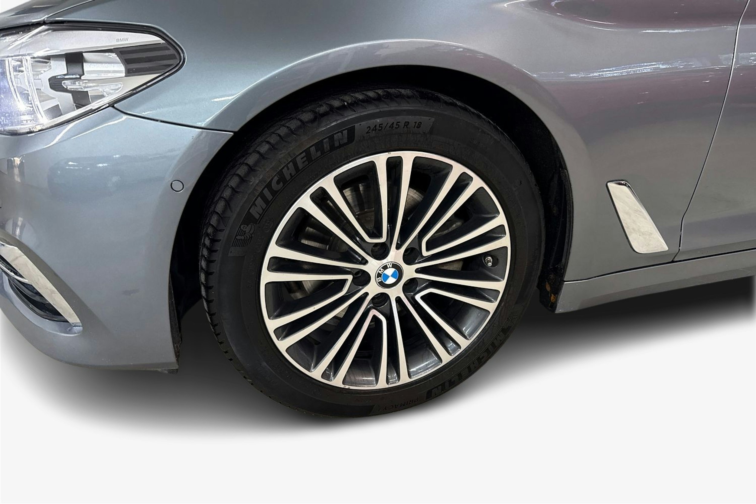 harmaa BMW 520 2017 kuva 9.