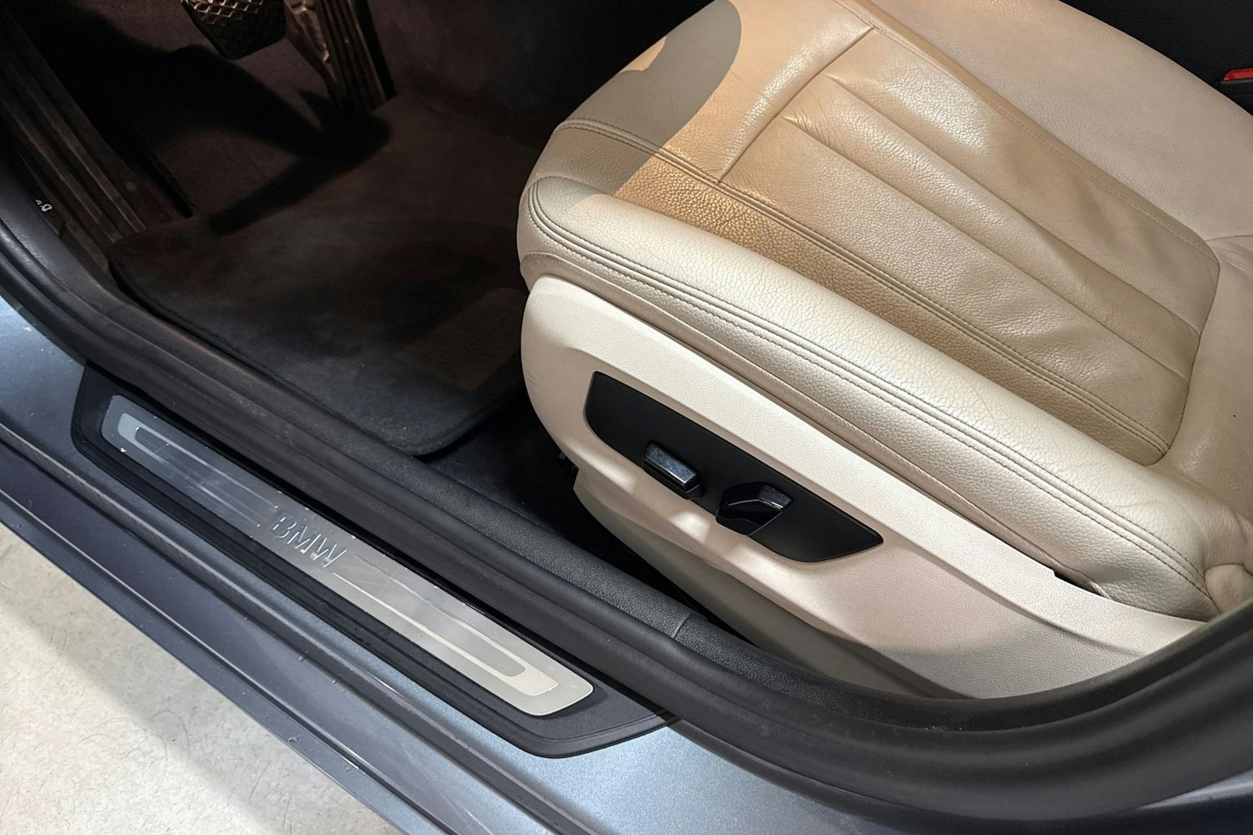 harmaa BMW 520 2017 kuva 12.