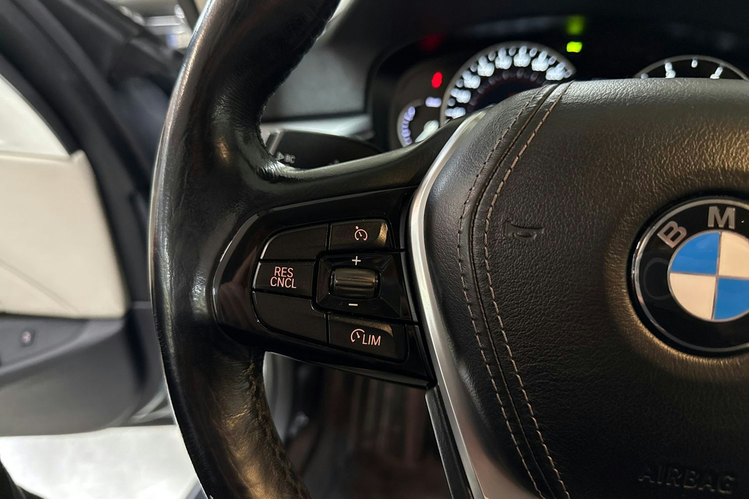 harmaa BMW 520 2017 kuva 13.