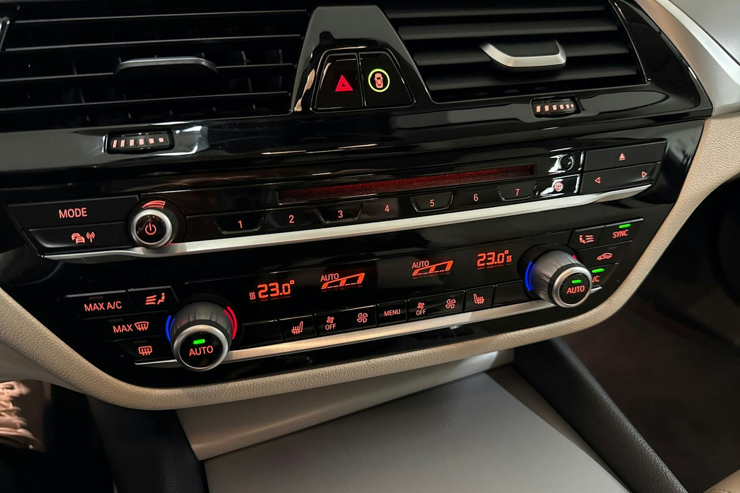 harmaa BMW 520 2017 kuva 26.