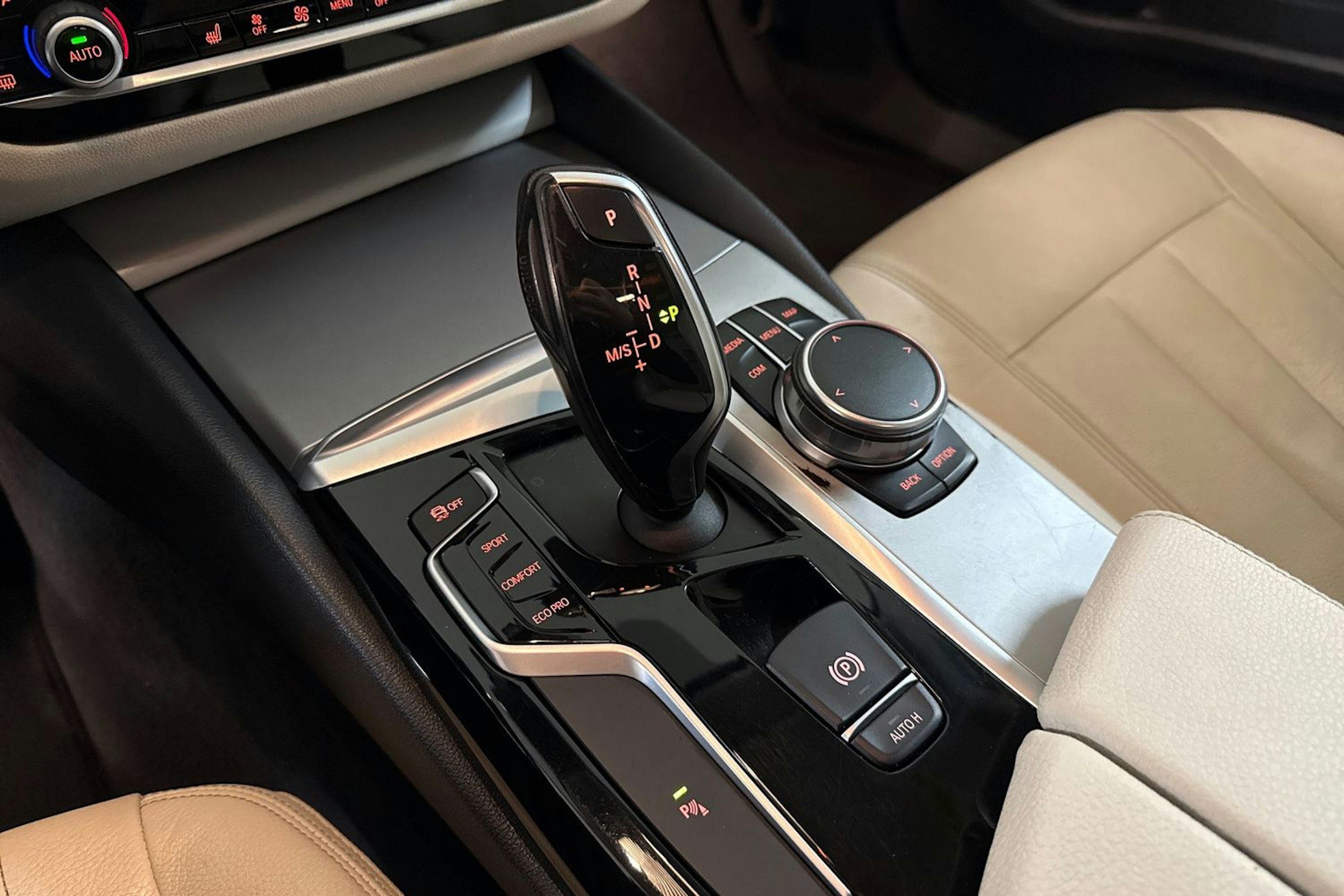 harmaa BMW 520 2017 kuva 27.