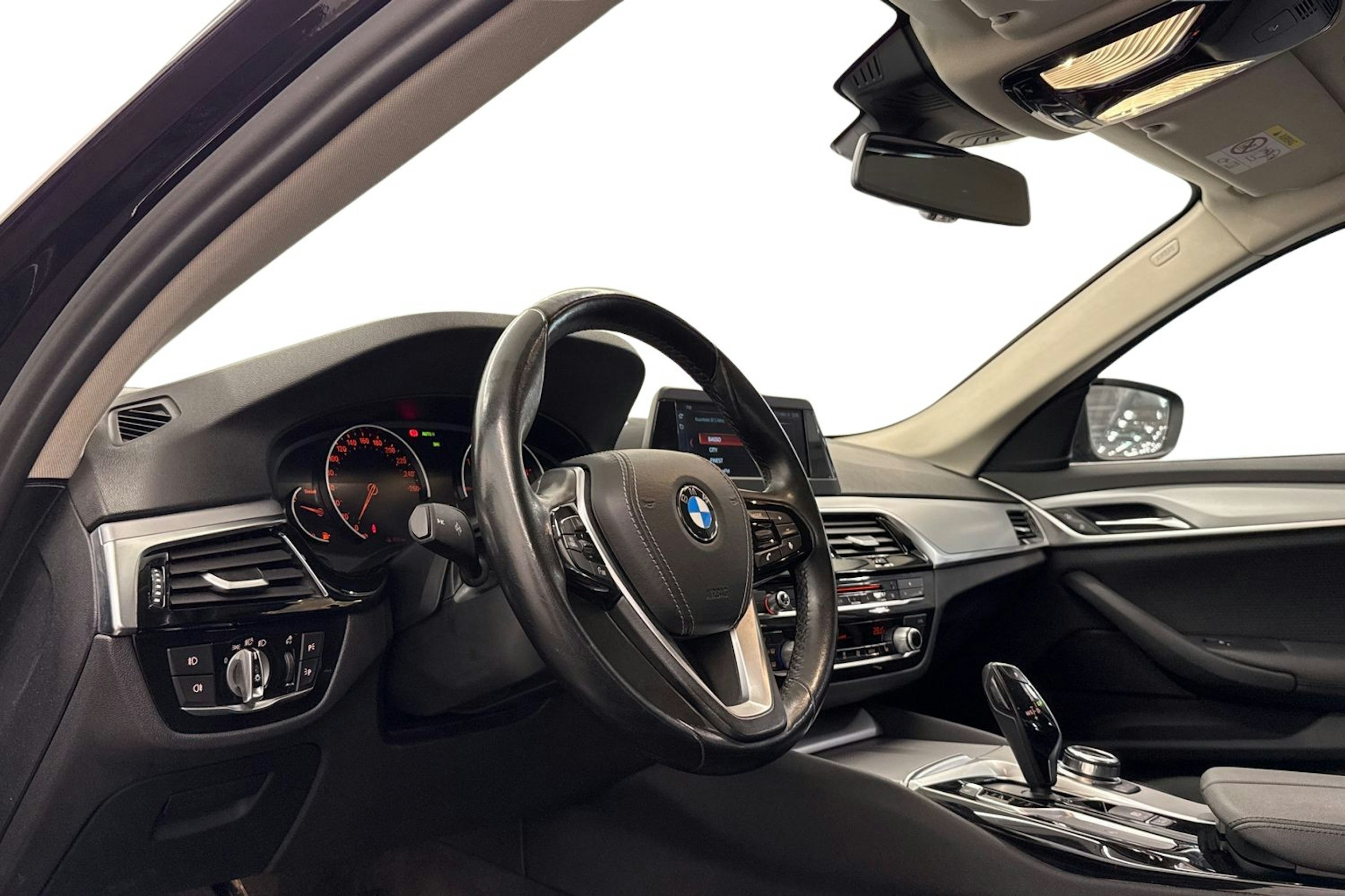 Musta BMW 520 2017 kuva 7.