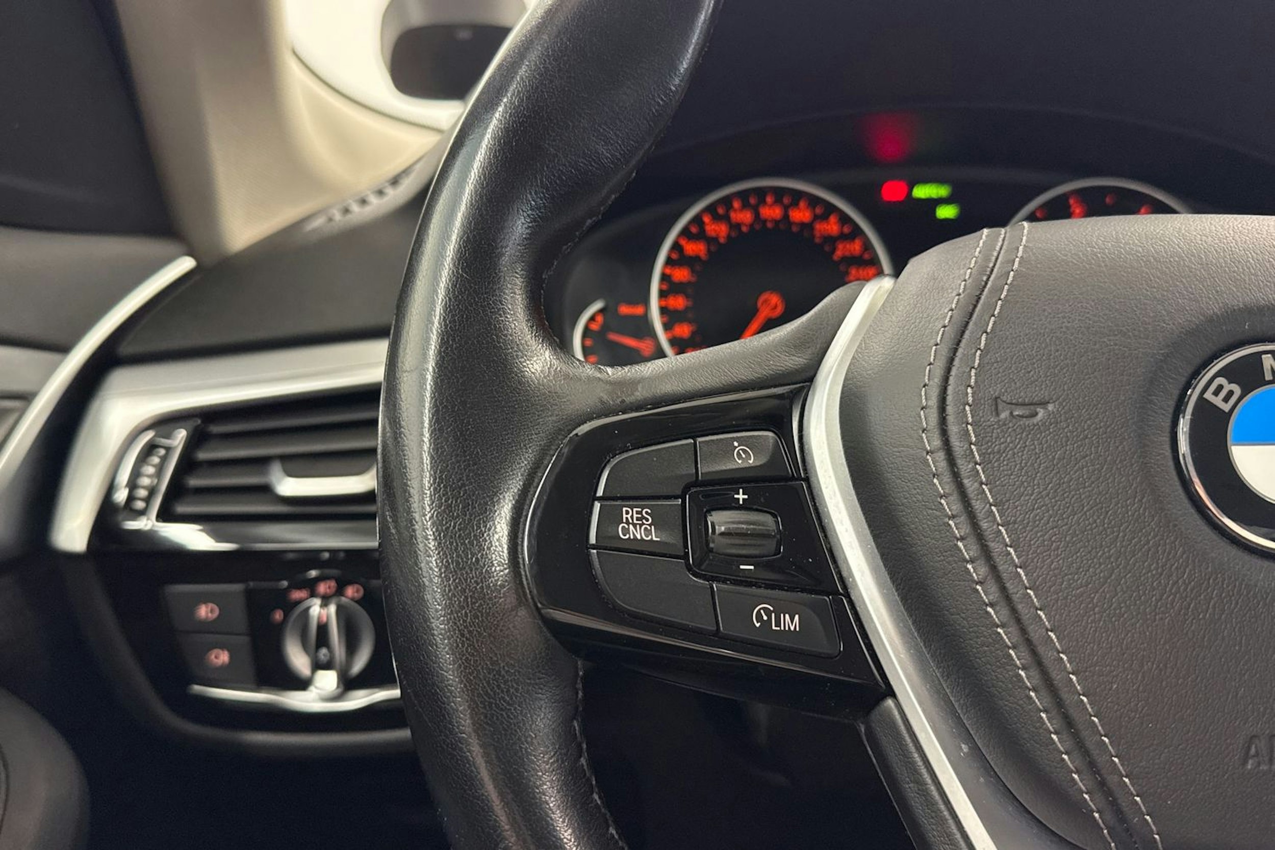 Musta BMW 520 2017 kuva 15.