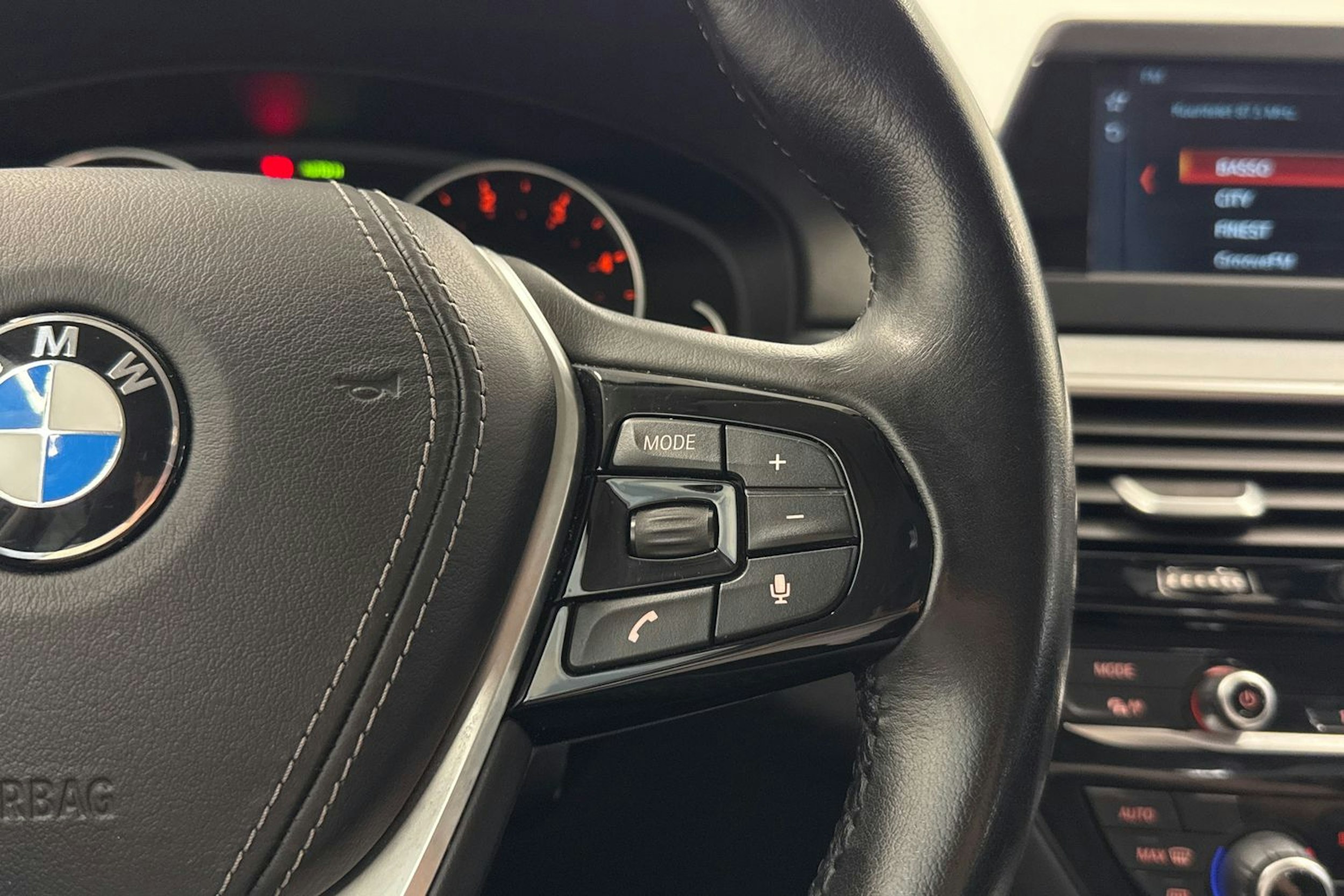 Musta BMW 520 2017 kuva 16.